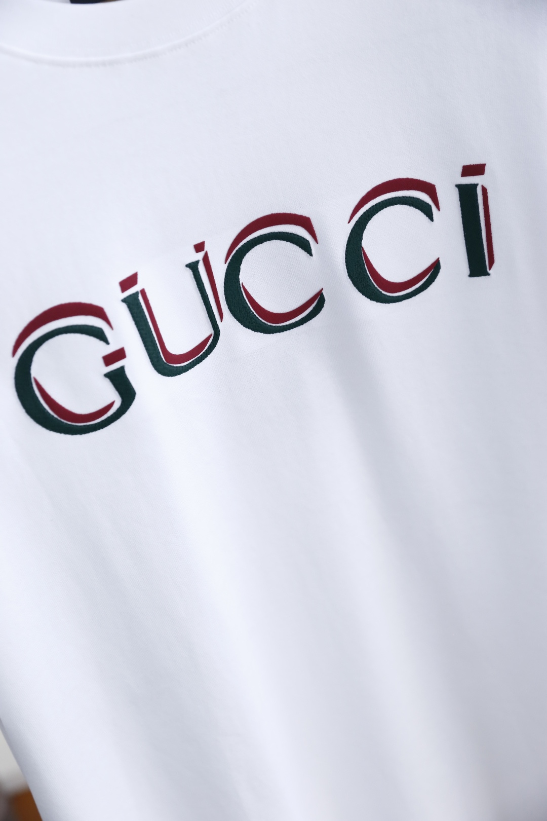 🔥古驰.
2025夏季原单男士休闲圆领短袖T恤！奢华经典品牌原版字母LOGO设计！高端定制 高版本 时尚