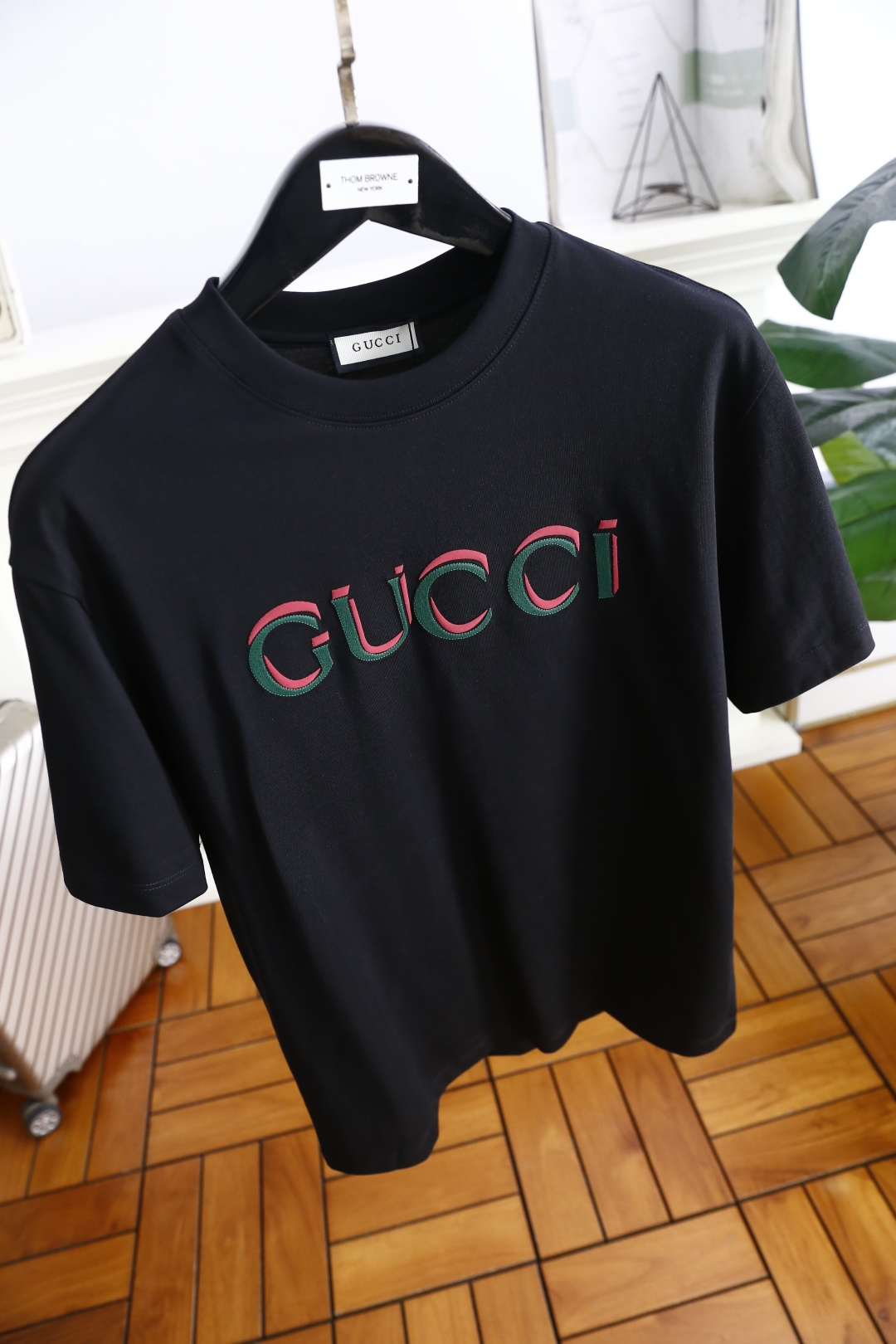 🔥古驰.
2025夏季原单男士休闲圆领短袖T恤！奢华经典品牌原版字母LOGO设计！高端定制 高版本 时尚