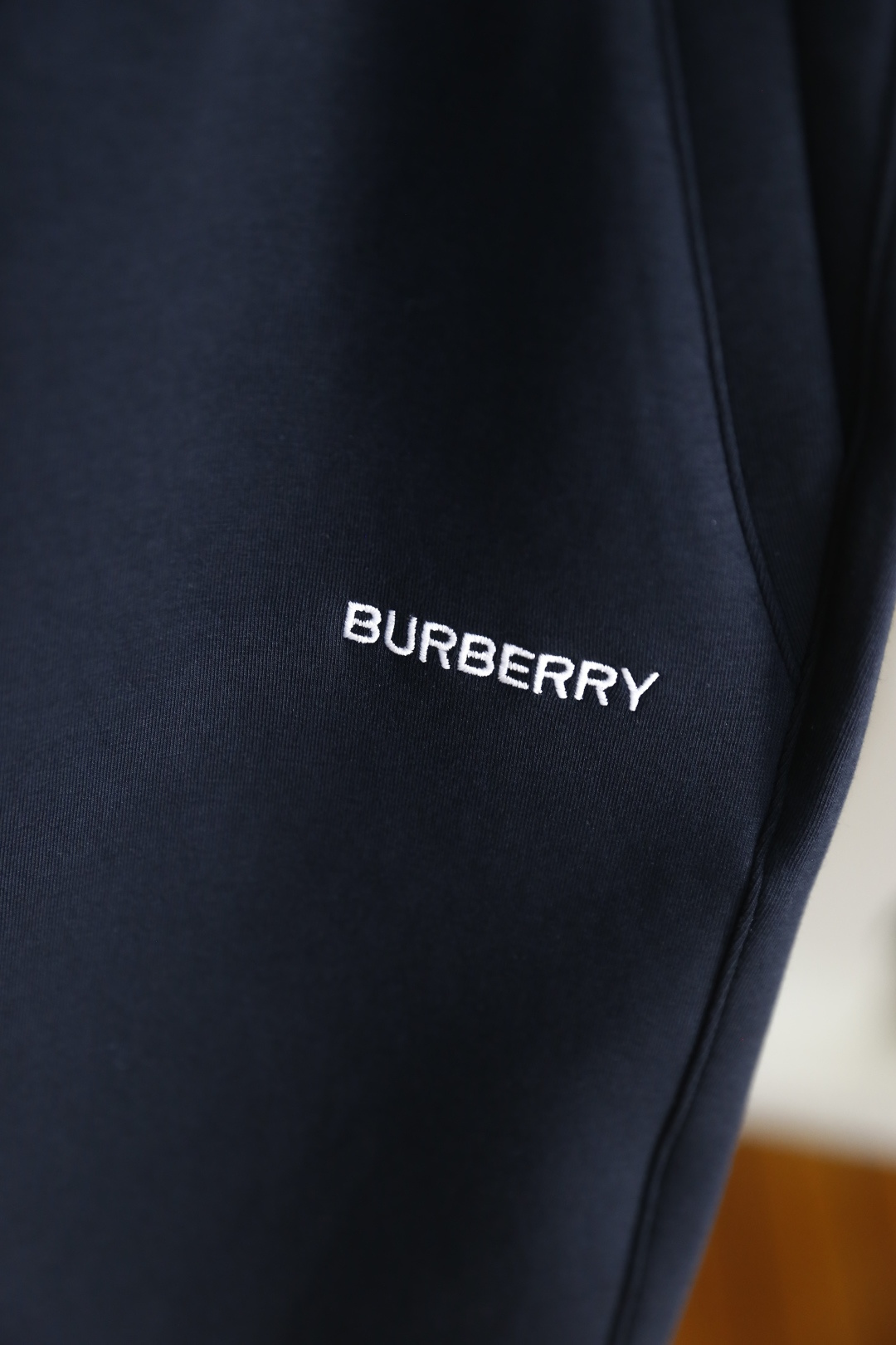 🔥巴宝丽/Burb*rry.
2025夏季男士时尚休闲短裤！经典百搭的款式 没有过多的装饰 主打面料与版