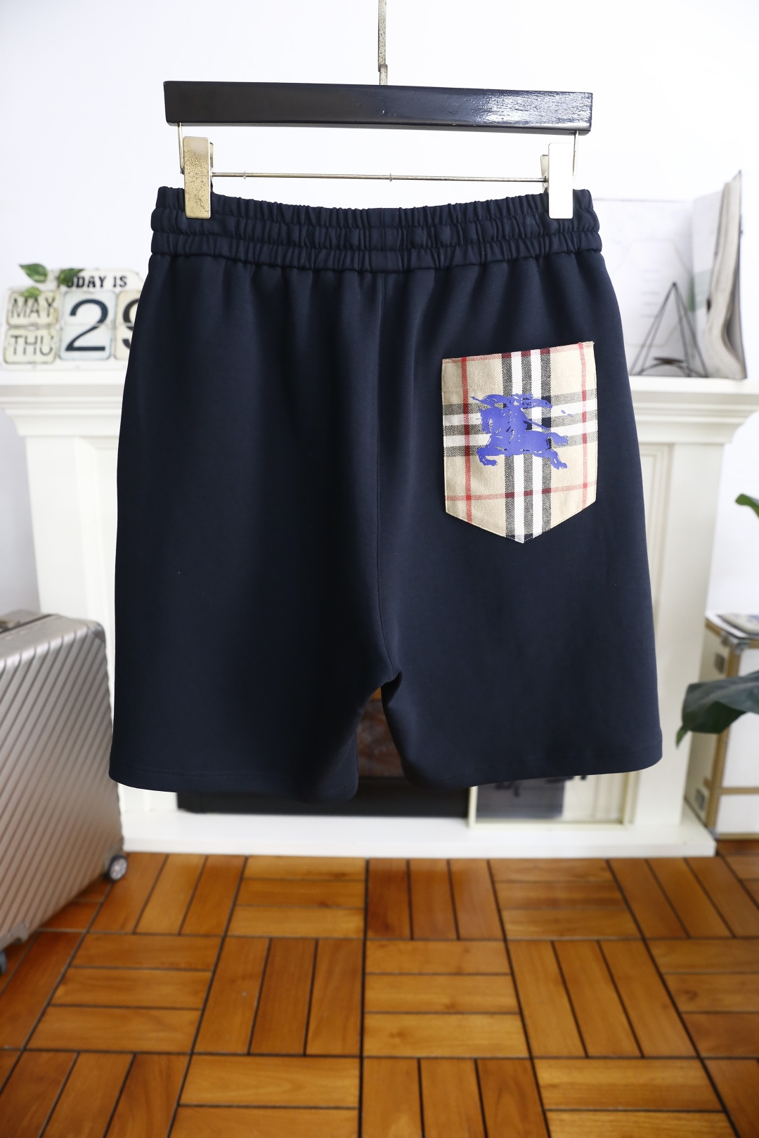 🔥巴宝丽/Burb*rry.
2025夏季男士时尚休闲短裤！经典百搭的款式 没有过多的装饰 主打面料与版