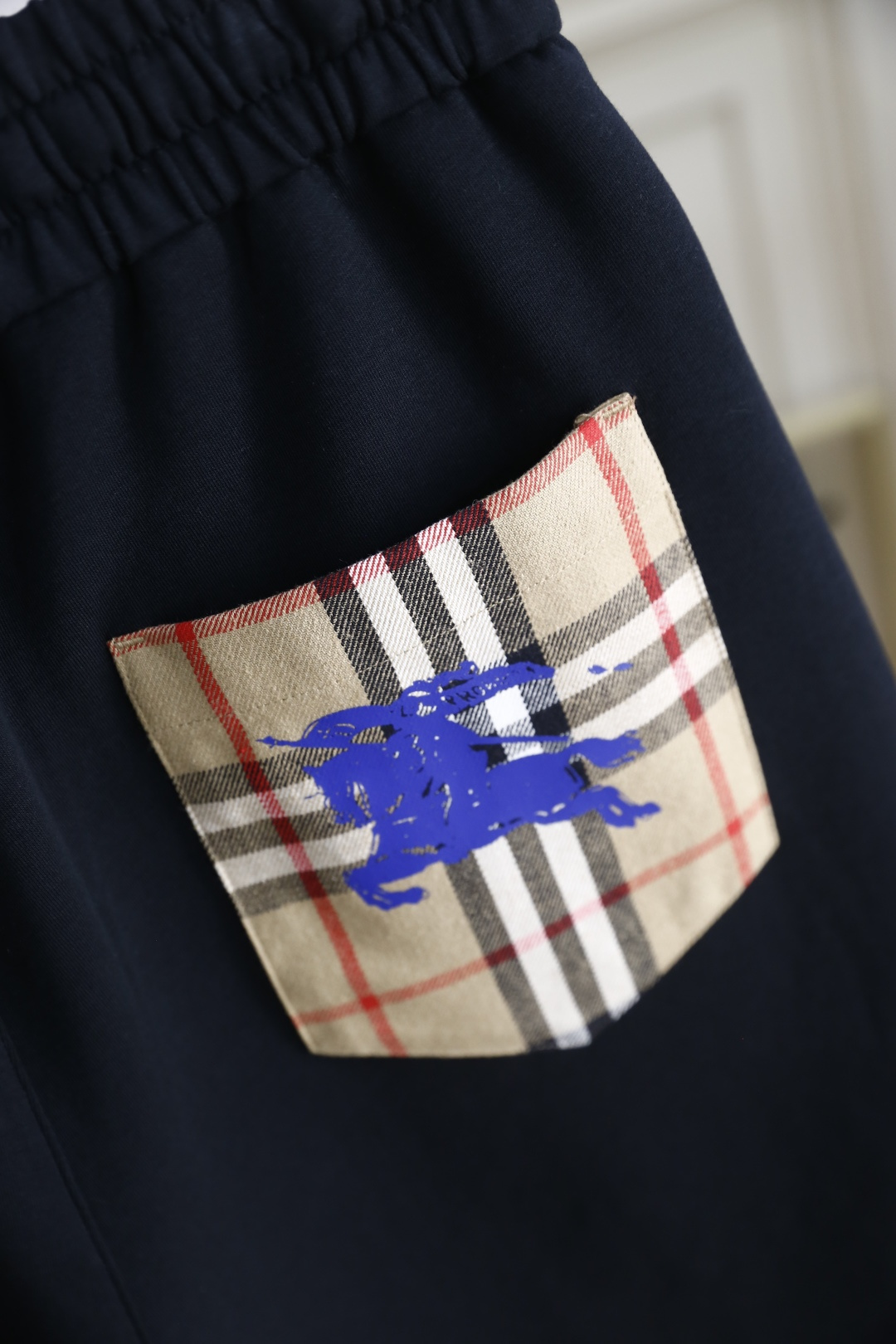 🔥巴宝丽/Burb*rry.
2025夏季男士时尚休闲短裤！经典百搭的款式 没有过多的装饰 主打面料与版