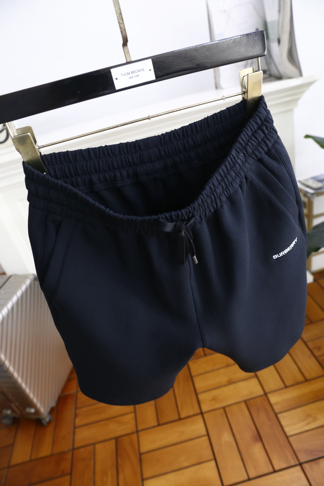🔥巴宝丽/Burb*rry.
2025夏季男士时尚休闲短裤！经典百搭的款式 没有过多的装饰 主打面料与版