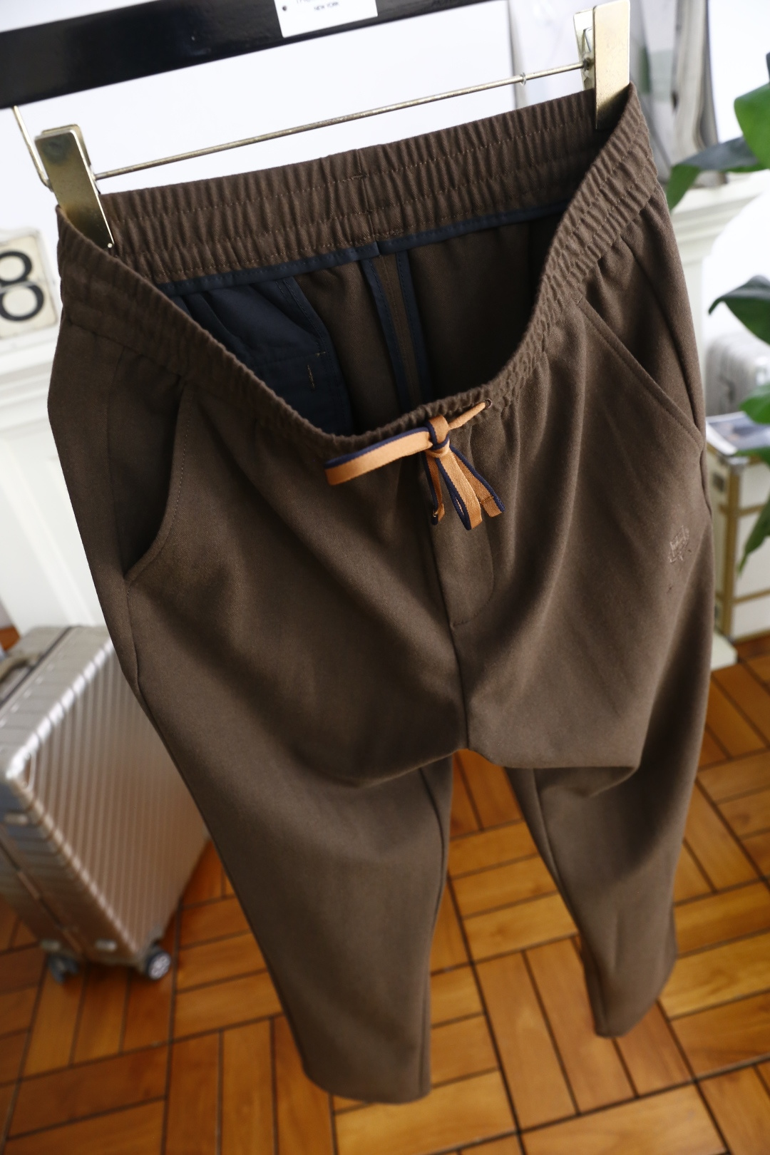 🔥lP🆕.
秋季新品🆕男士时尚百搭休闲裤！采用进口舒适羊毛混纺面料，奢华经典品牌LOGO设计 上身随意舒