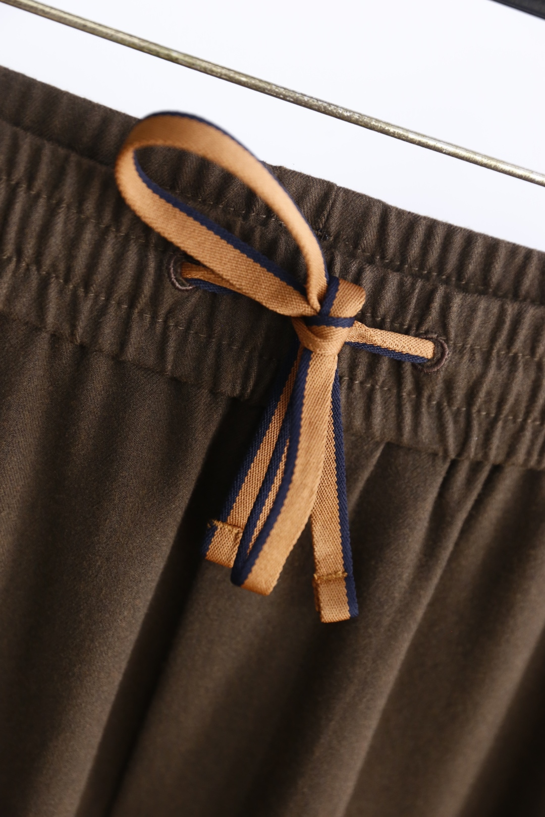 🔥lP🆕.
秋季新品🆕男士时尚百搭休闲裤！采用进口舒适羊毛混纺面料，奢华经典品牌LOGO设计 上身随意舒