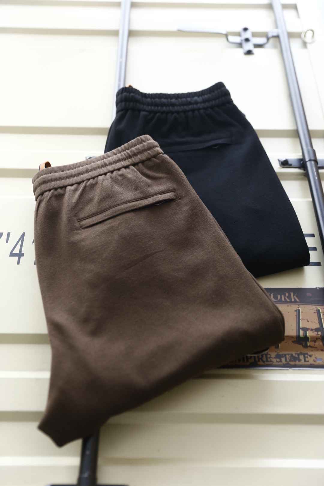 🔥lP🆕.
秋季新品🆕男士时尚百搭休闲裤！采用进口舒适羊毛混纺面料，奢华经典品牌LOGO设计 上身随意舒