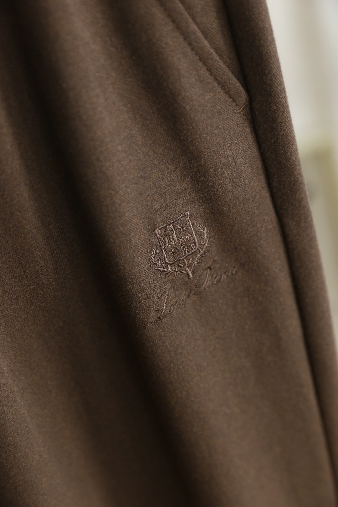 🔥lP🆕.
秋季新品🆕男士时尚百搭休闲裤！采用进口舒适羊毛混纺面料，奢华经典品牌LOGO设计 上身随意舒