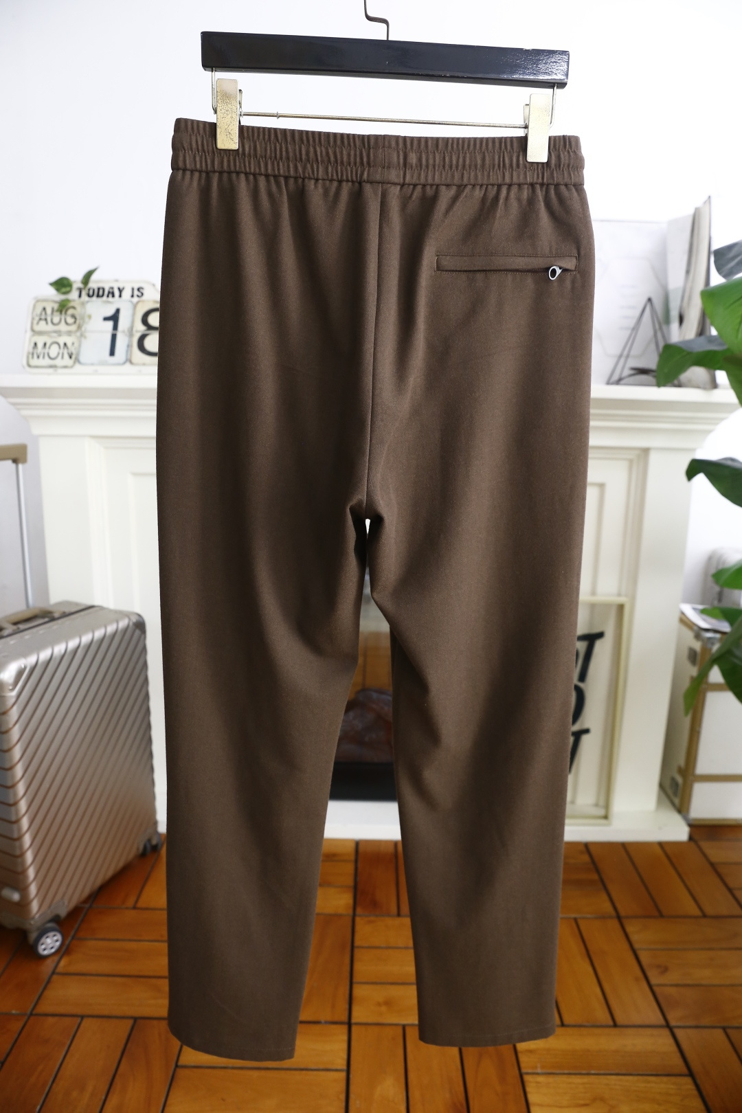 🔥lP🆕.
秋季新品🆕男士时尚百搭休闲裤！采用进口舒适羊毛混纺面料，奢华经典品牌LOGO设计 上身随意舒