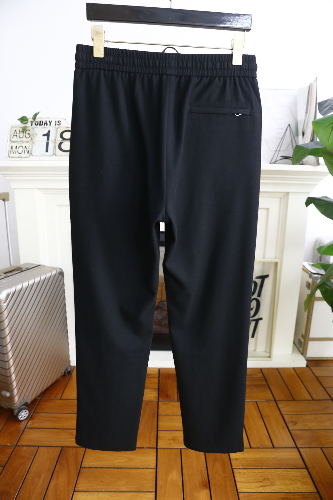 🔥lP🆕.
秋季新品🆕男士时尚百搭休闲裤！采用进口舒适羊毛混纺面料，奢华经典品牌LOGO设计 上身随意舒