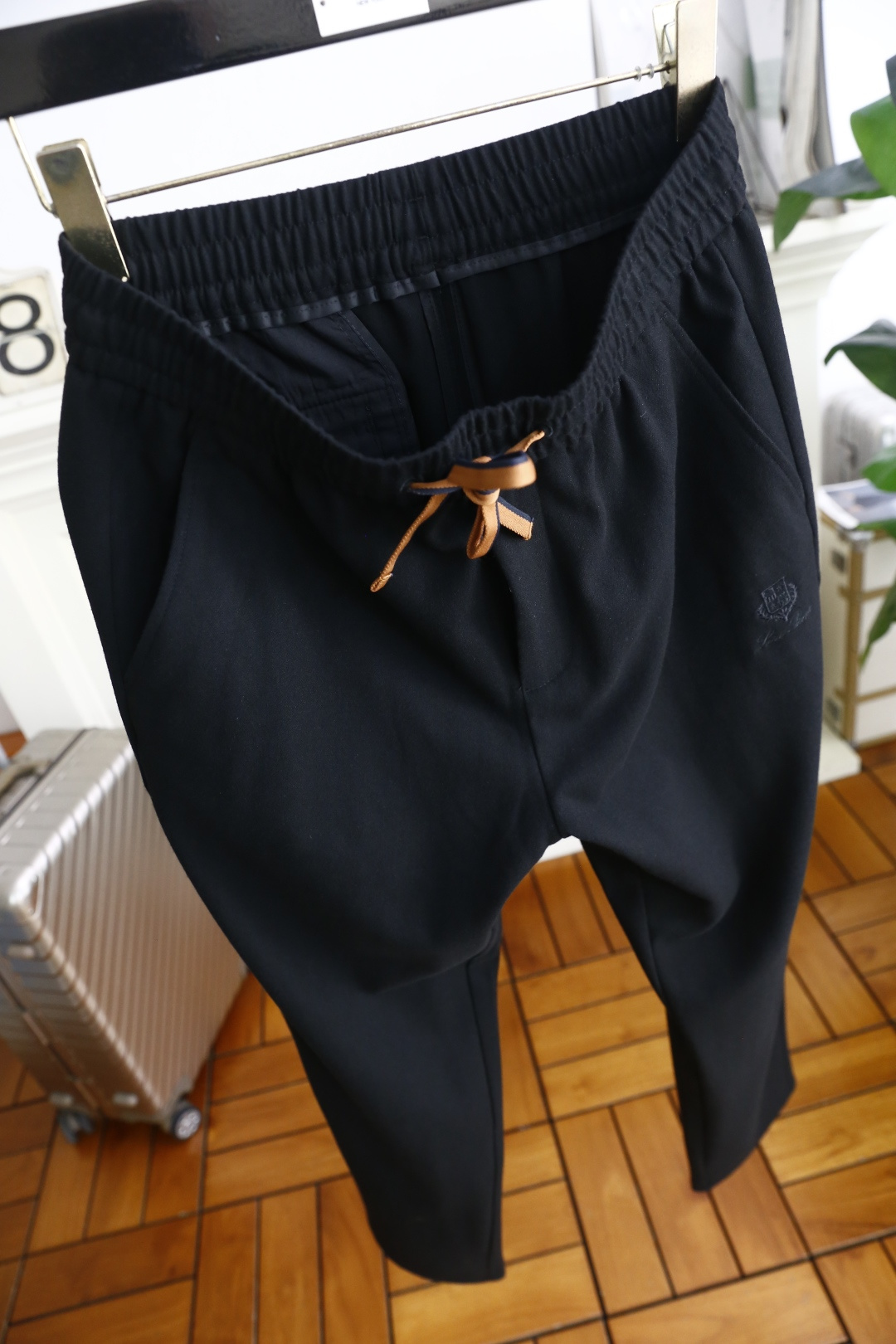 🔥lP🆕.
秋季新品🆕男士时尚百搭休闲裤！采用进口舒适羊毛混纺面料，奢华经典品牌LOGO设计 上身随意舒