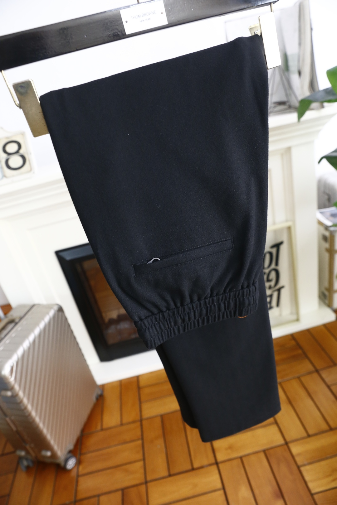 🔥lP🆕.
秋季新品🆕男士时尚百搭休闲裤！采用进口舒适羊毛混纺面料，奢华经典品牌LOGO设计 上身随意舒