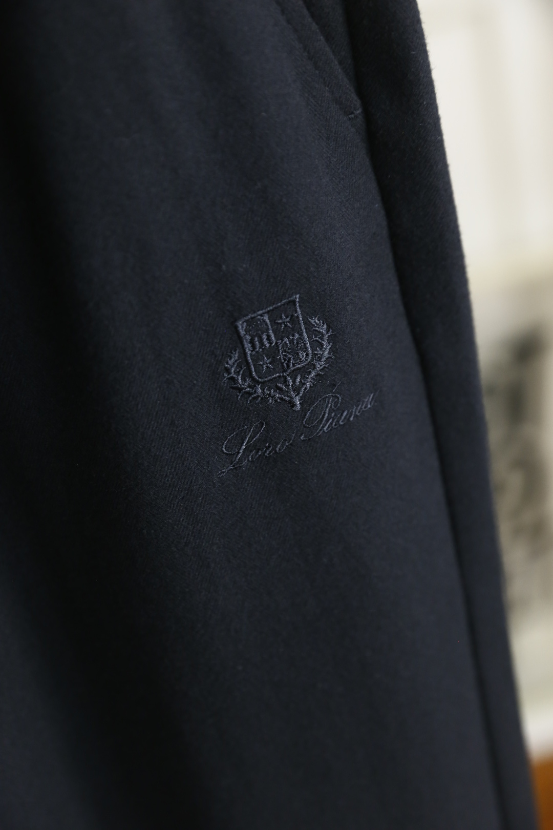 🔥lP🆕.
秋季新品🆕男士时尚百搭休闲裤！采用进口舒适羊毛混纺面料，奢华经典品牌LOGO设计 上身随意舒