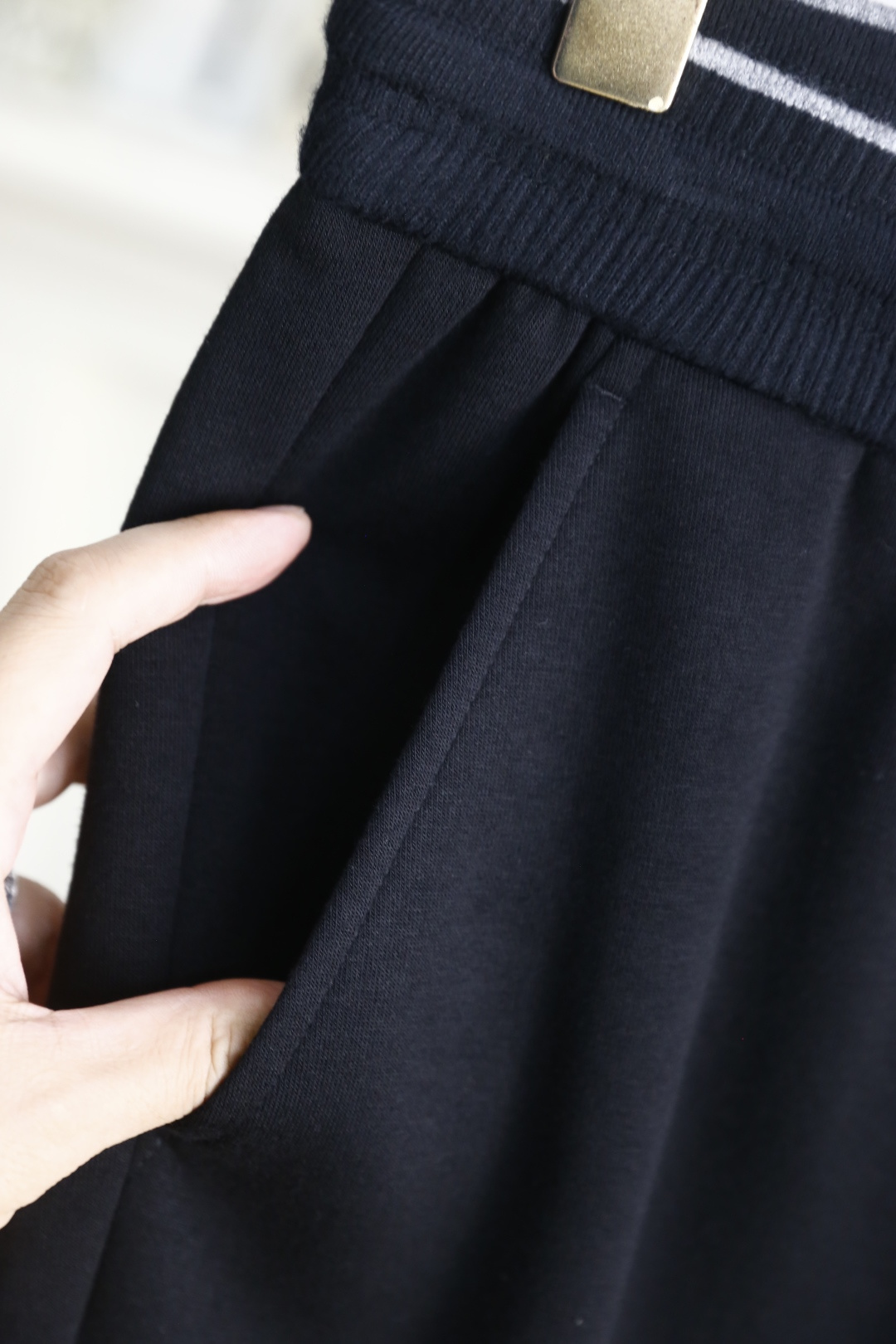 🔥lP🆕.
秋季新品🆕男士时尚百搭休闲裤！采用进口舒适羊毛混纺面料，奢华经典品牌LOGO设计 上身随意舒