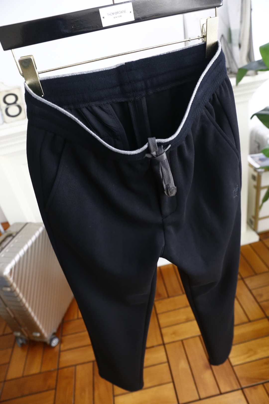 🔥lP🆕.
秋季新品🆕男士时尚百搭休闲裤！采用进口舒适羊毛混纺面料，奢华经典品牌LOGO设计 上身随意舒