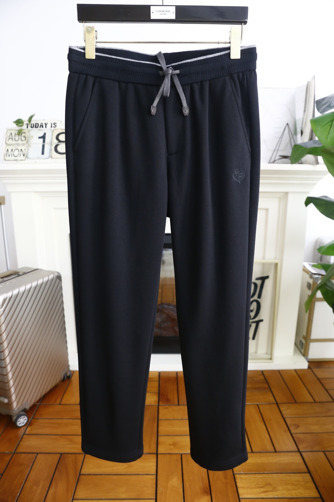 NO:513720,LP. 2026 autumn new product for men's fashionable and versatile casual pants!  It uses imported comfortable wool blend fabric, luxurious and classic brand LOGO design, and the upper body is casual and comfortable!  Elastic waist casual and versatile style without restraint!  The same product for overseas European counters, the upper body is fashionable and sporty, very low-key and luxurious!  The stitching of the turner is delicate and strong!  Perfect three-dimensional tailoring, highly recommend buying the product!  Counter sizes 48-58, shipped the next day!  loro piana alexander wang19860909LP. 2026秋季新品男士时尚百搭休闲裤！采用进口舒适羊毛混纺面料,奢华经典品牌LOGO设计 上身随意舒服！松紧腰休闲百搭款无束缚感！海外欧洲专柜同品,上身时尚运动显时尚,很低调且不失奢华品味！车工缝线细致而强悍！完美立体剪裁,强烈推荐购入货色！专柜尺码48-58,隔天出货！,,loro piana,alexander wang,Men's clothing