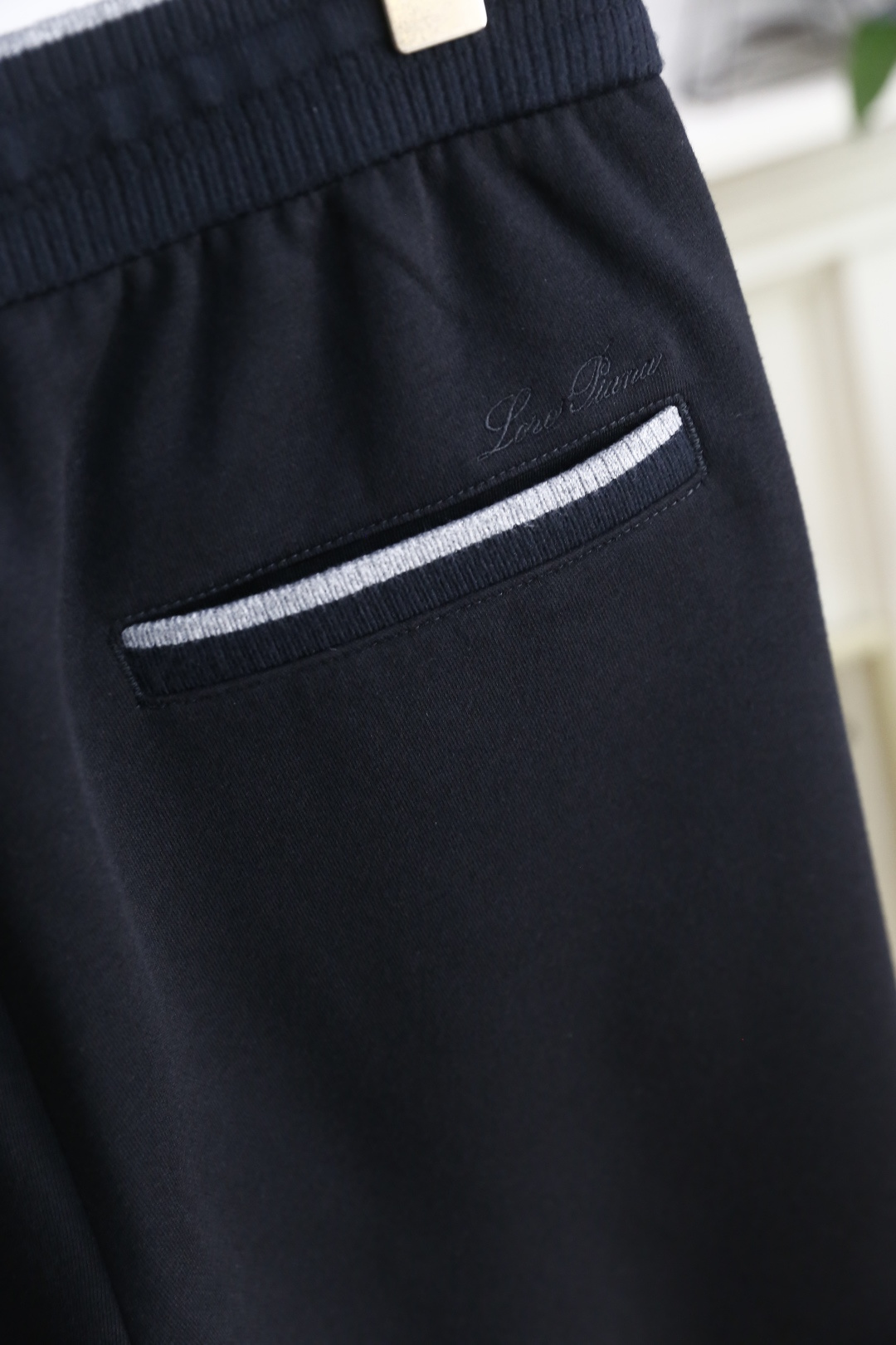 🔥lP🆕.
秋季新品🆕男士时尚百搭休闲裤！采用进口舒适羊毛混纺面料，奢华经典品牌LOGO设计 上身随意舒