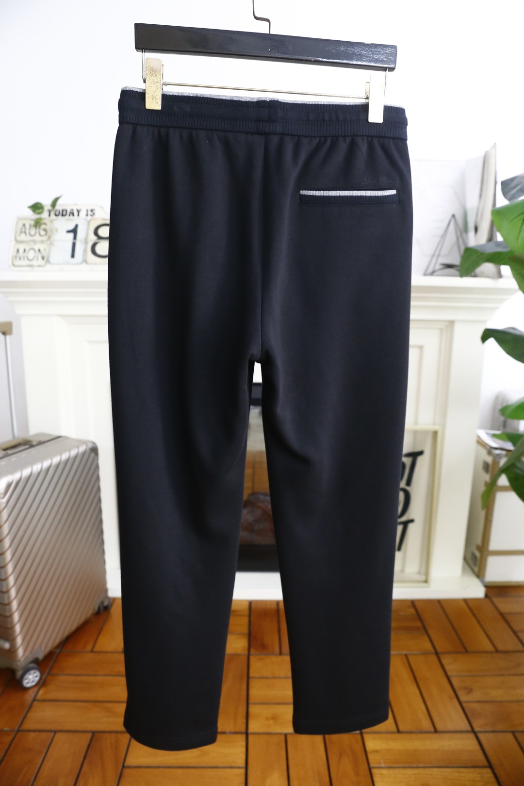 🔥lP🆕.
秋季新品🆕男士时尚百搭休闲裤！采用进口舒适羊毛混纺面料，奢华经典品牌LOGO设计 上身随意舒