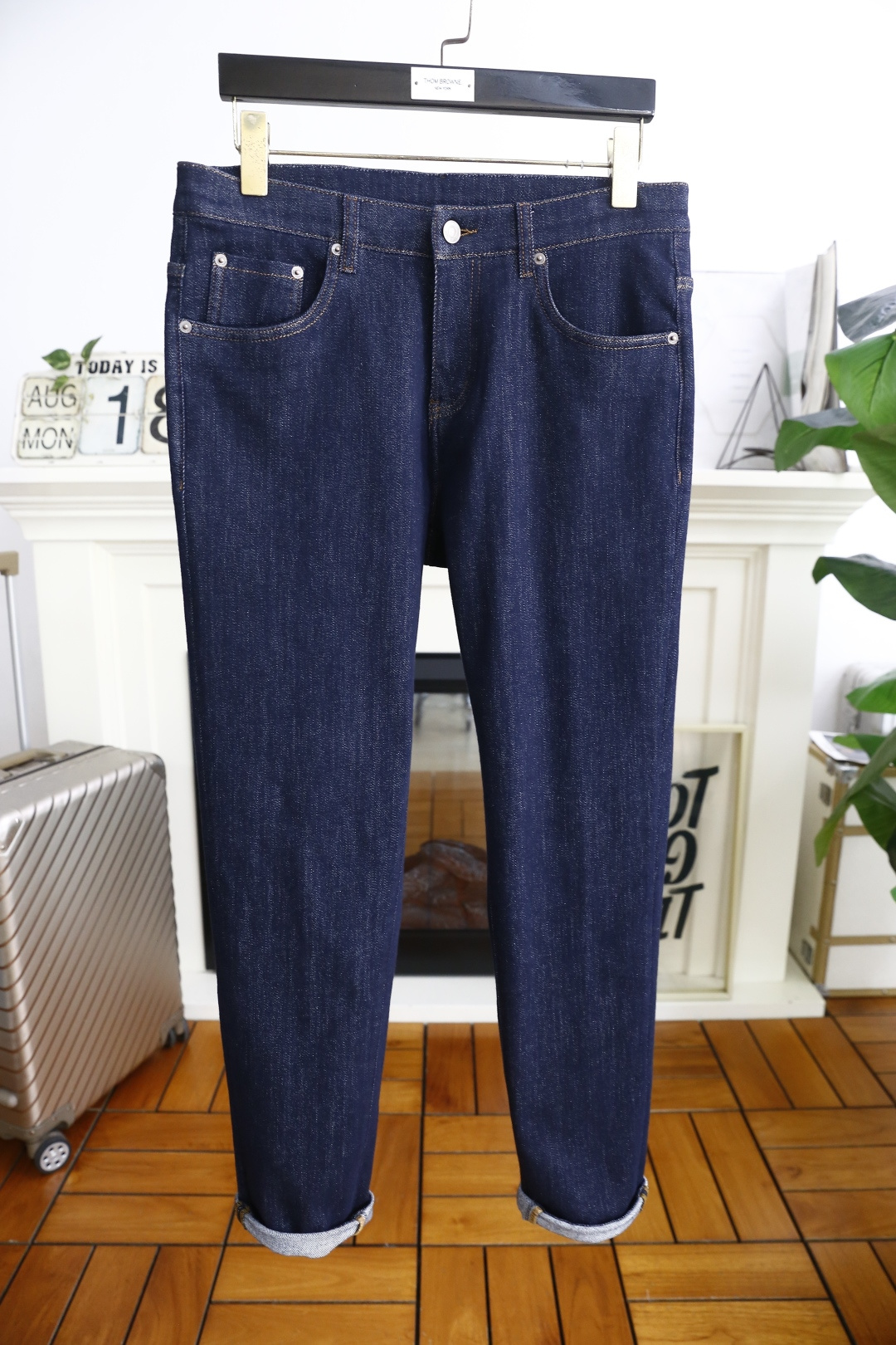 NO:513694,LP. 26 autumn new fashion men's casual jeans are made of customer-supplied water-washed stretch denim fabric!  The luxury classic brand letter logo highlights the brand characteristics, and fashion trends have therefore become one of the biggest selling points and are extremely cost-effective. There is no confusion or trouble of color conflicts. Such a rich high-end casual pants!  Absolutely fashionable, casual and versatile!  A must-have for trendy men!  Counter sizes 30-38, 35/37!  Shipping the next day!  loro piana jeans alexander wang19860909LP. 26秋季新品时尚男士休闲牛仔裤采用客供水洗弹力牛仔面料！奢华经典品牌字母Logo标志彰显品牌特征,时尚潮流因此已成为最大卖点之一而性价比又极高,没有颜色冲突的困惑或困扰,这么一款丰富内练高端休闲裤！绝对时尚休闲百搭款！潮男必备！专柜尺码30-38,有35/无37！隔天出货！,,loro piana,jeans,alexander wang,Men's clothing