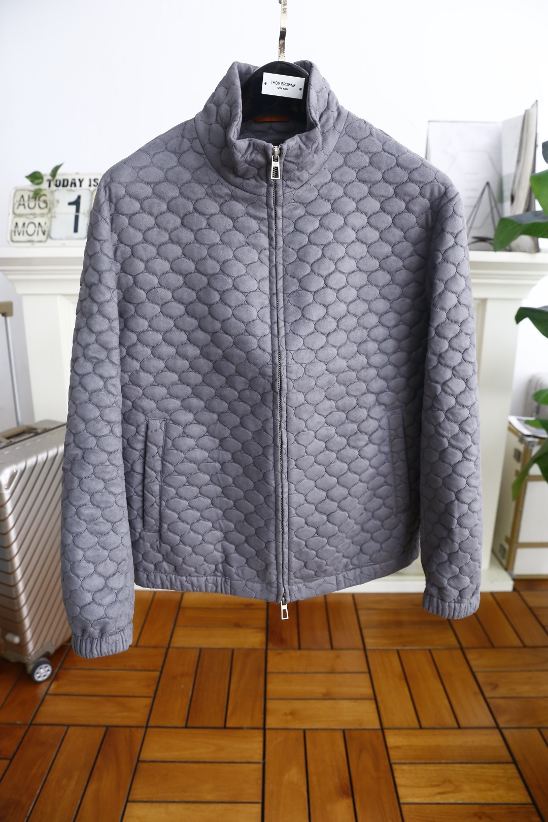 NO:513700,LP. 26 new autumn fashion classic zipper jacket!  The design of luxury classic brand elements is perfect!  It is a predictable hit product at the cabinet level!  The ultrasonic suede positioning floral fabric is master-level tailored, with invincible texture, excellent skin-friendliness and exquisite craftsmanship, smooth lines and perfect match!  Easy to upgrade the sense of fashion, with high recognition, excellent upper body effect, extremely exquisite workmanship, neat and meticulous routes, and can be matched for business or daily leisure!  Counter size M-3XL, shipped the next day!  ,loro piana,jackets & coats,chamois leather,alexander wang19860909LP. 26秋季新品时尚经典拉链夹克！奢华经典品牌元素设计品相完美如斯！属于入柜级别,可预见性的爆款！采用超声波麂皮绒定位花面料大师级剪裁,质感无敌,亲肤性极佳工艺精湛,线条流畅,完美搭配！轻松将时髦感进阶,有着高强辨识度,上身效果超赞,做工极为考究严谨,走线工整细致,商务抑或日常休闲均可搭配！专柜尺码 M-3XL,隔天出货！,,loro piana,jackets & coats,chamois leather,alexander wang,Men's clothing