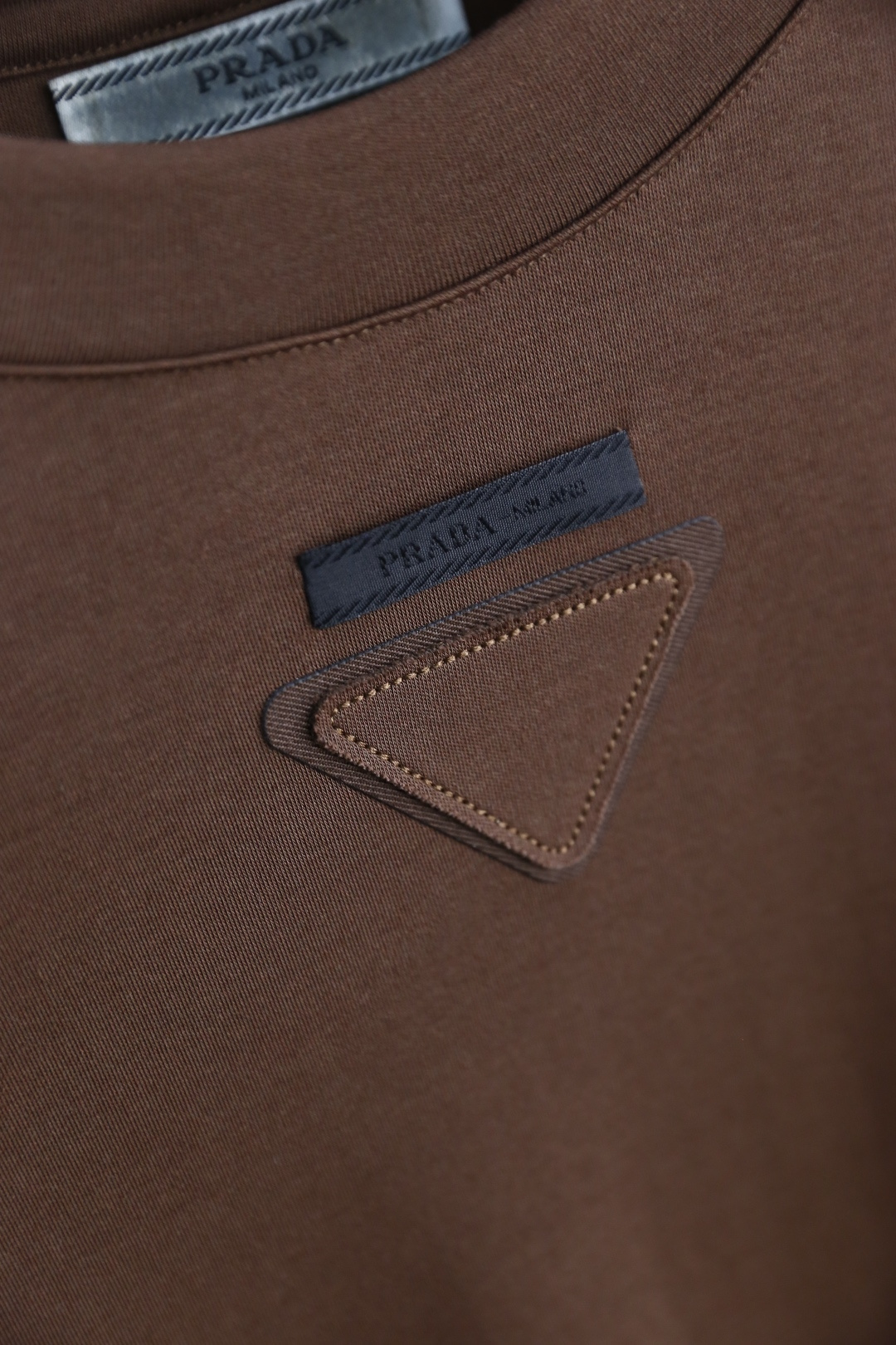 🔥普拉*/Pr*da.
秋季新品时尚男士圆领长袖🔥胸前奢华经典三角标字母LOGO设计！绝对经得起时间的考