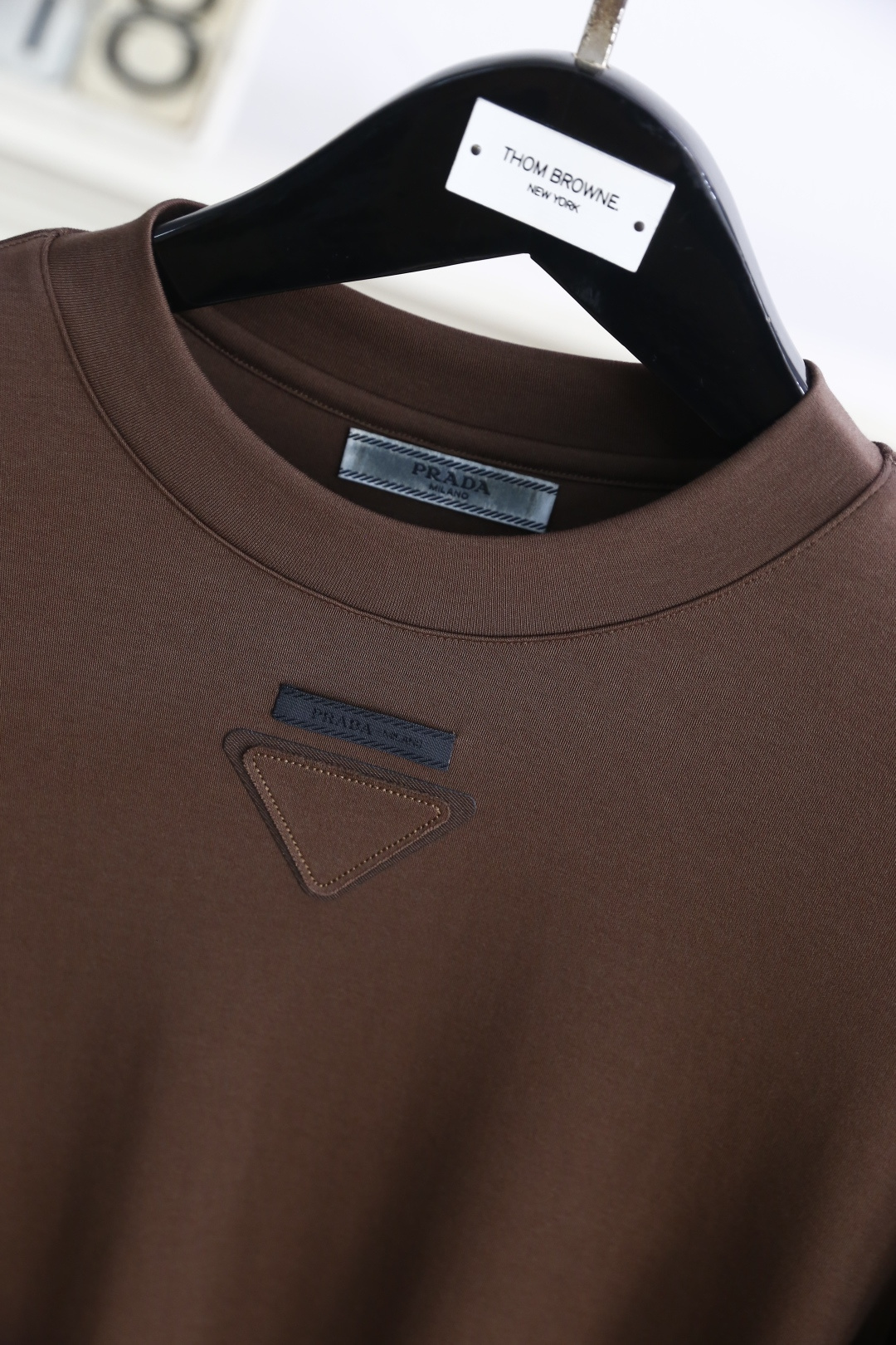 🔥普拉*/Pr*da.
秋季新品时尚男士圆领长袖🔥胸前奢华经典三角标字母LOGO设计！绝对经得起时间的考