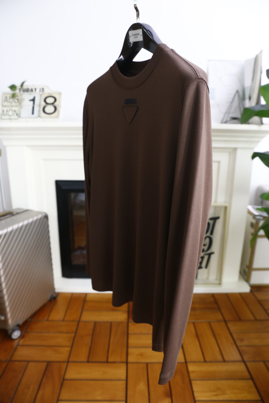 🔥普拉*/Pr*da.
秋季新品时尚男士圆领长袖🔥胸前奢华经典三角标字母LOGO设计！绝对经得起时间的考