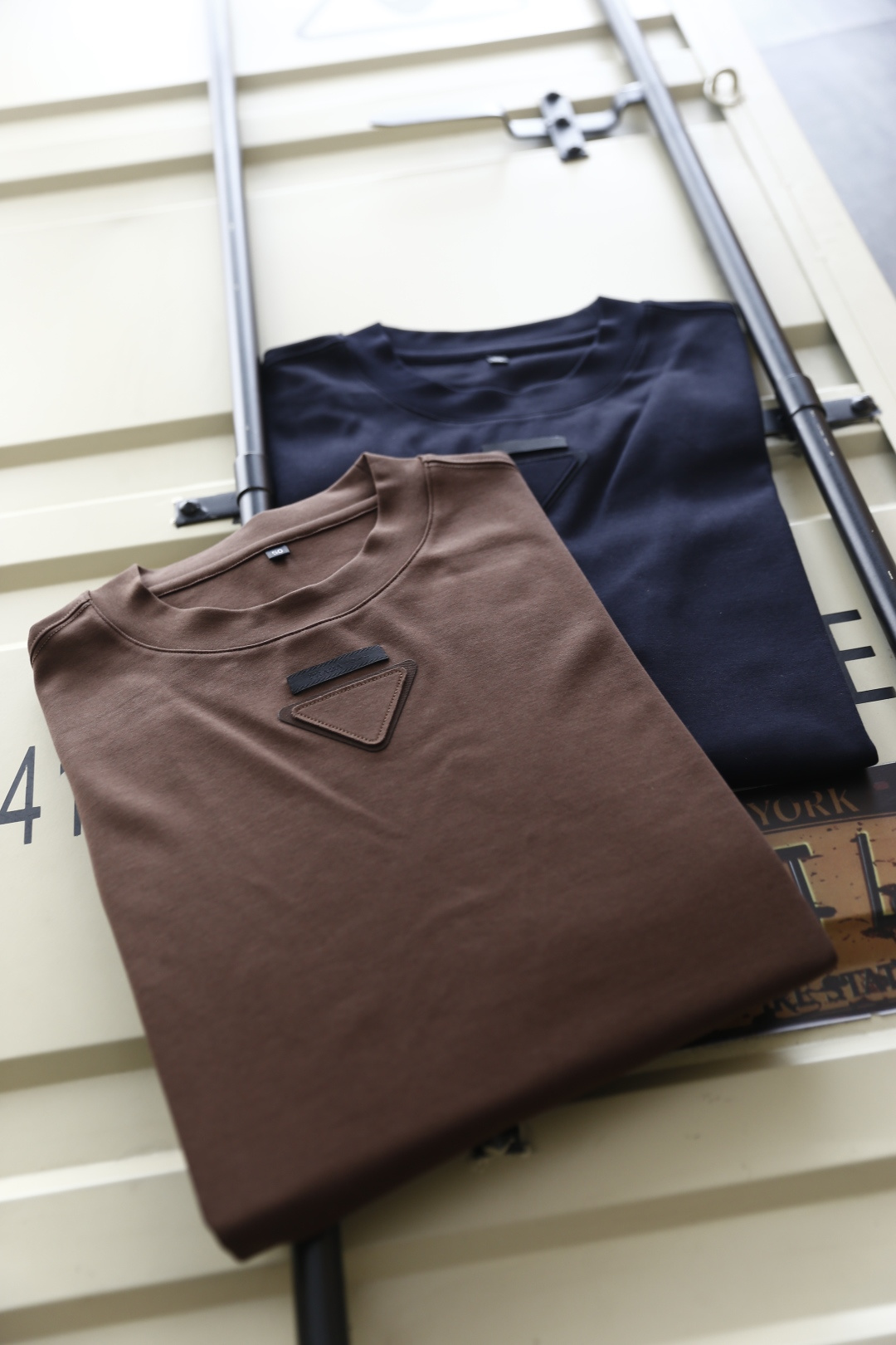 🔥普拉*/Pr*da.
秋季新品时尚男士圆领长袖🔥胸前奢华经典三角标字母LOGO设计！绝对经得起时间的考