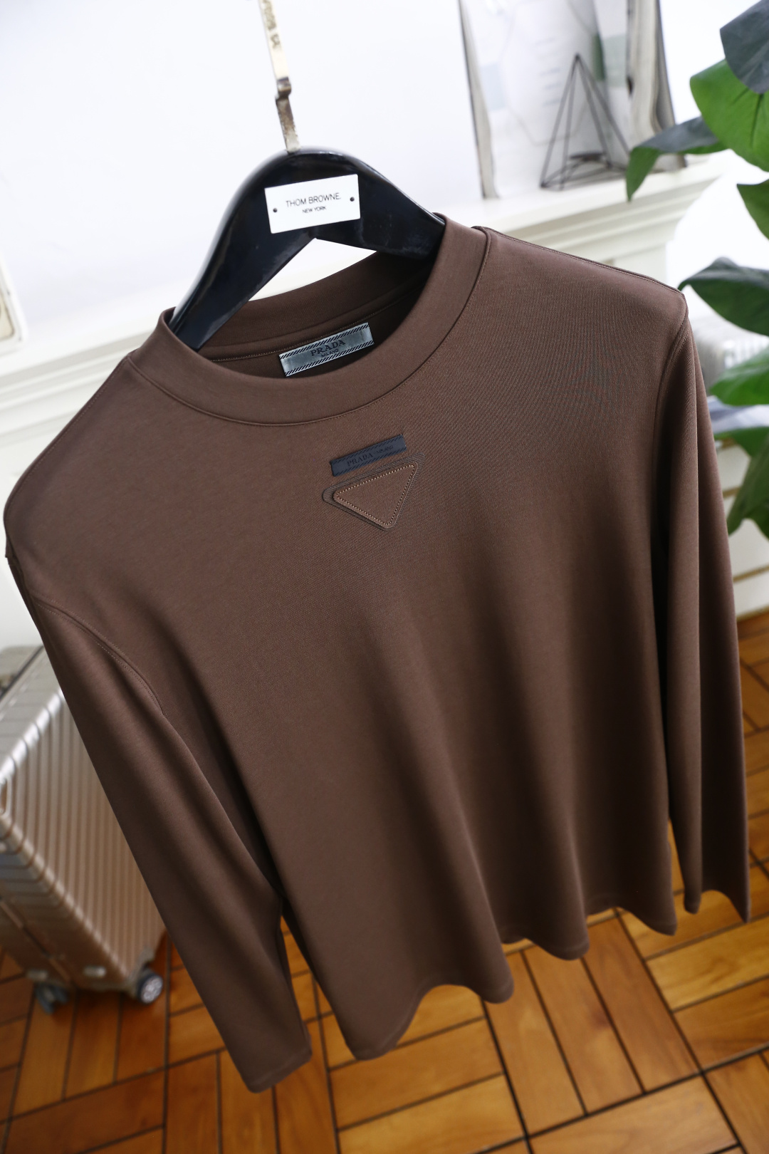 🔥普拉*/Pr*da.
秋季新品时尚男士圆领长袖🔥胸前奢华经典三角标字母LOGO设计！绝对经得起时间的考