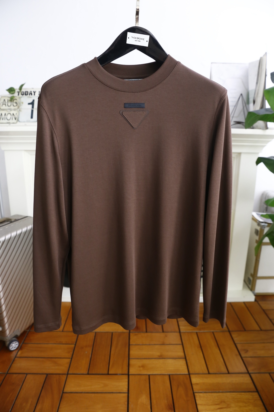 NO:513709,Pula*/Pr*da. 2026 autumn new product fashionable men's round neck long sleeves luxury classic triangle logo letter LOGO design on the chest!  It definitely stands the test of time!  !  It uses high-end modal fabric and super comfortable fabric, which is very classy and must be purchased if you understand the goods!  The style and tailoring are slim styles, which are very exquisite, showing aura and highlighting the exquisiteness of business men. This is the unique feature, the right slim fit, and the upper body effect is very good!  Counter size M-3XL, shipped the next day!  ,prada,alexander wang19860909普拉*/Pr*da. 2026秋季新品时尚男士圆领长袖胸前奢华经典三角标字母LOGO设计！绝对经得起时间的考验！！采用高档莫代尔面料,超舒适面料,非常显档次懂货的必须入！版型剪裁属于修身款 非常精致,显气场,又会凸显商务男士的精致,这就是独到之处,恰到好处的修身,上身效果非常赞！专柜尺码M-3XL,隔天出货！,,prada,alexander wang,Men's clothing