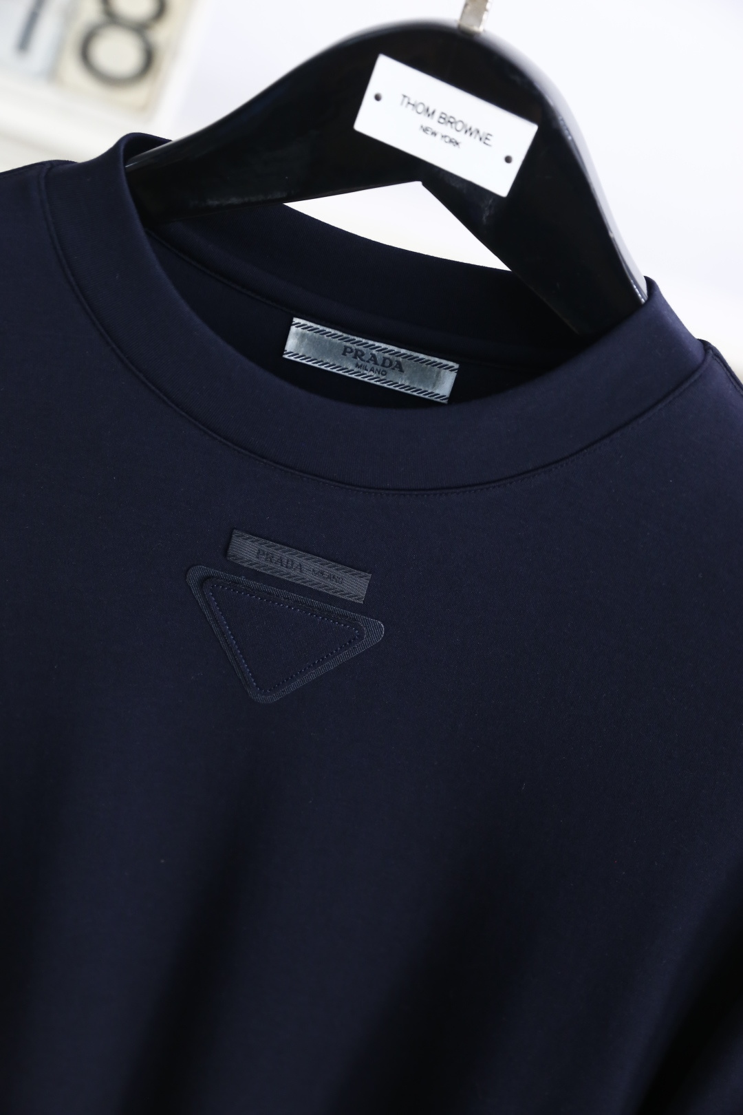 🔥普拉*/Pr*da.
秋季新品时尚男士圆领长袖🔥胸前奢华经典三角标字母LOGO设计！绝对经得起时间的考