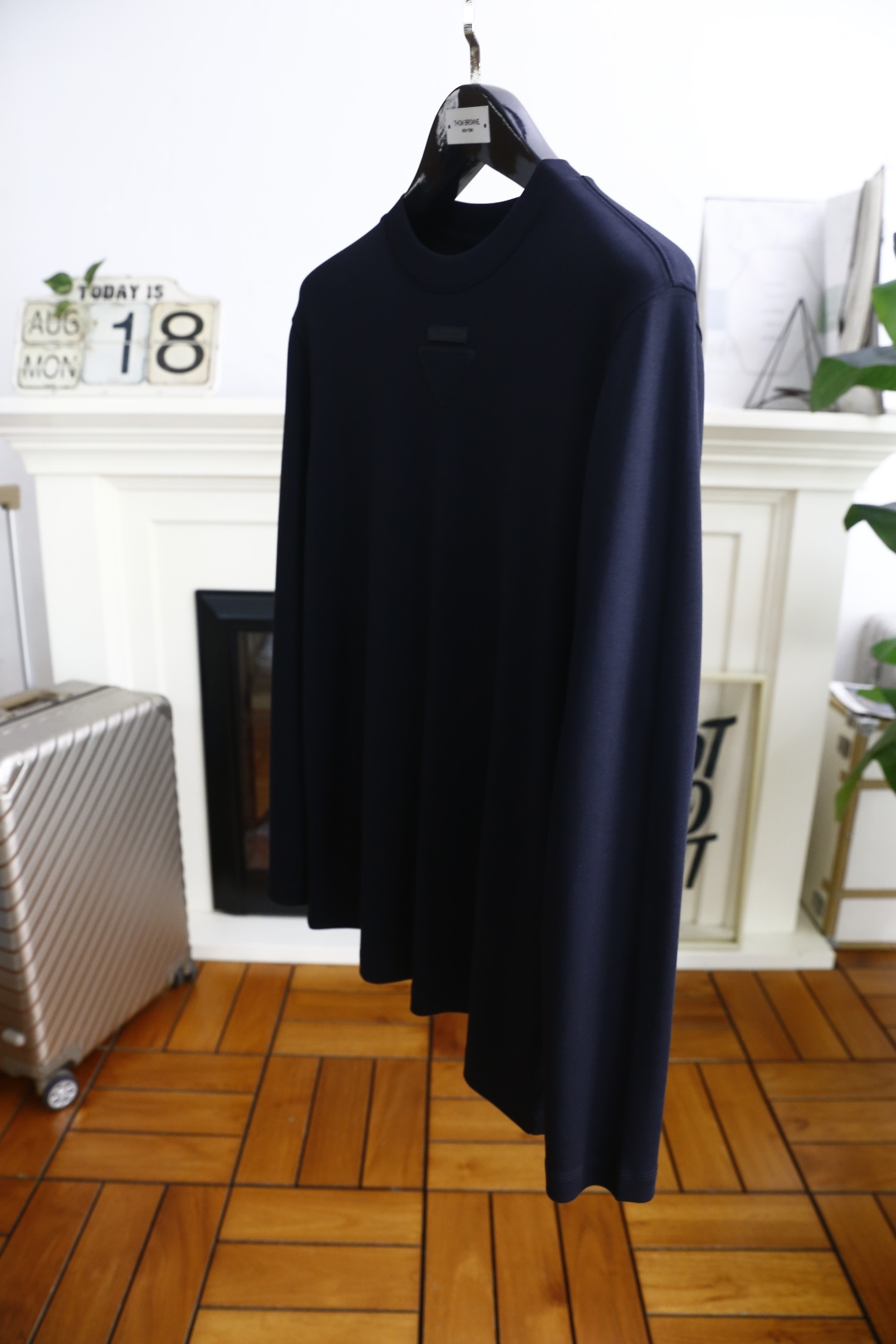 🔥普拉*/Pr*da.
秋季新品时尚男士圆领长袖🔥胸前奢华经典三角标字母LOGO设计！绝对经得起时间的考