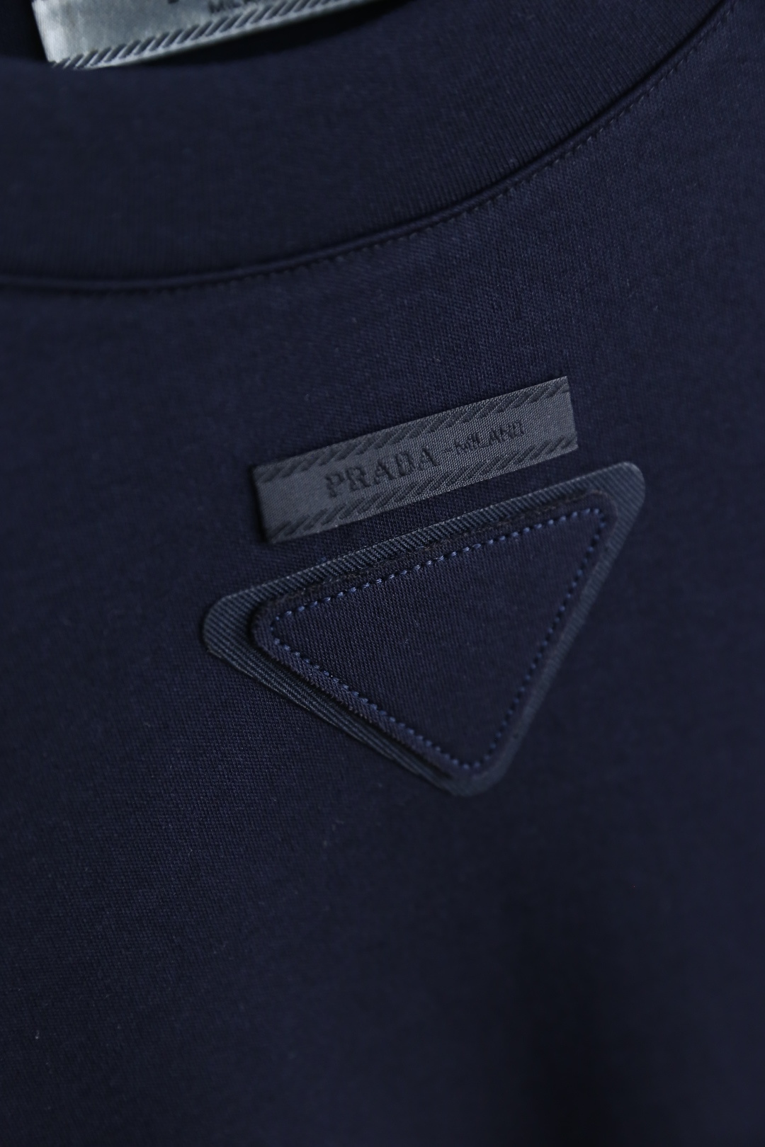 🔥普拉*/Pr*da.
秋季新品时尚男士圆领长袖🔥胸前奢华经典三角标字母LOGO设计！绝对经得起时间的考