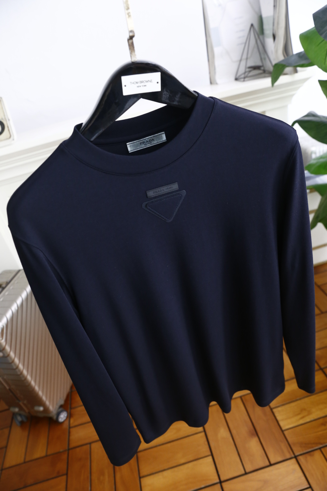 🔥普拉*/Pr*da.
秋季新品时尚男士圆领长袖🔥胸前奢华经典三角标字母LOGO设计！绝对经得起时间的考