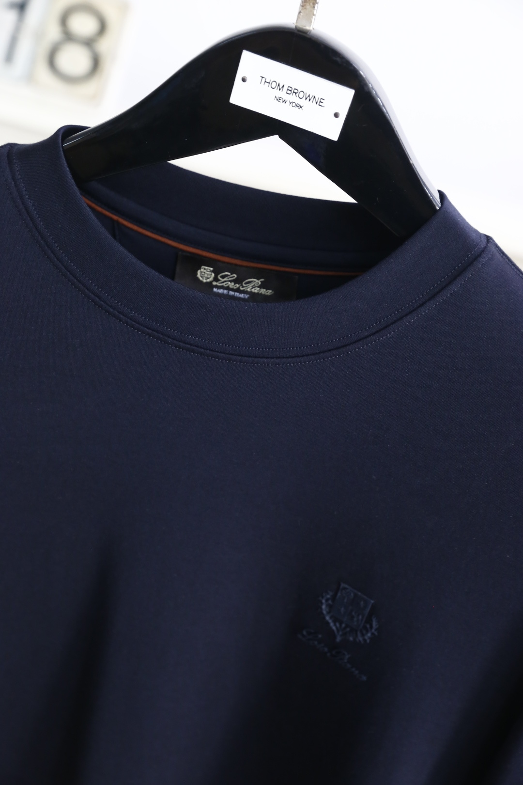 🔥lP🆕.
秋季新品时尚男士圆领长袖🔥胸前奢华经典LOGO设计！绝对经得起时间的考验！！采用高档莫代尔面