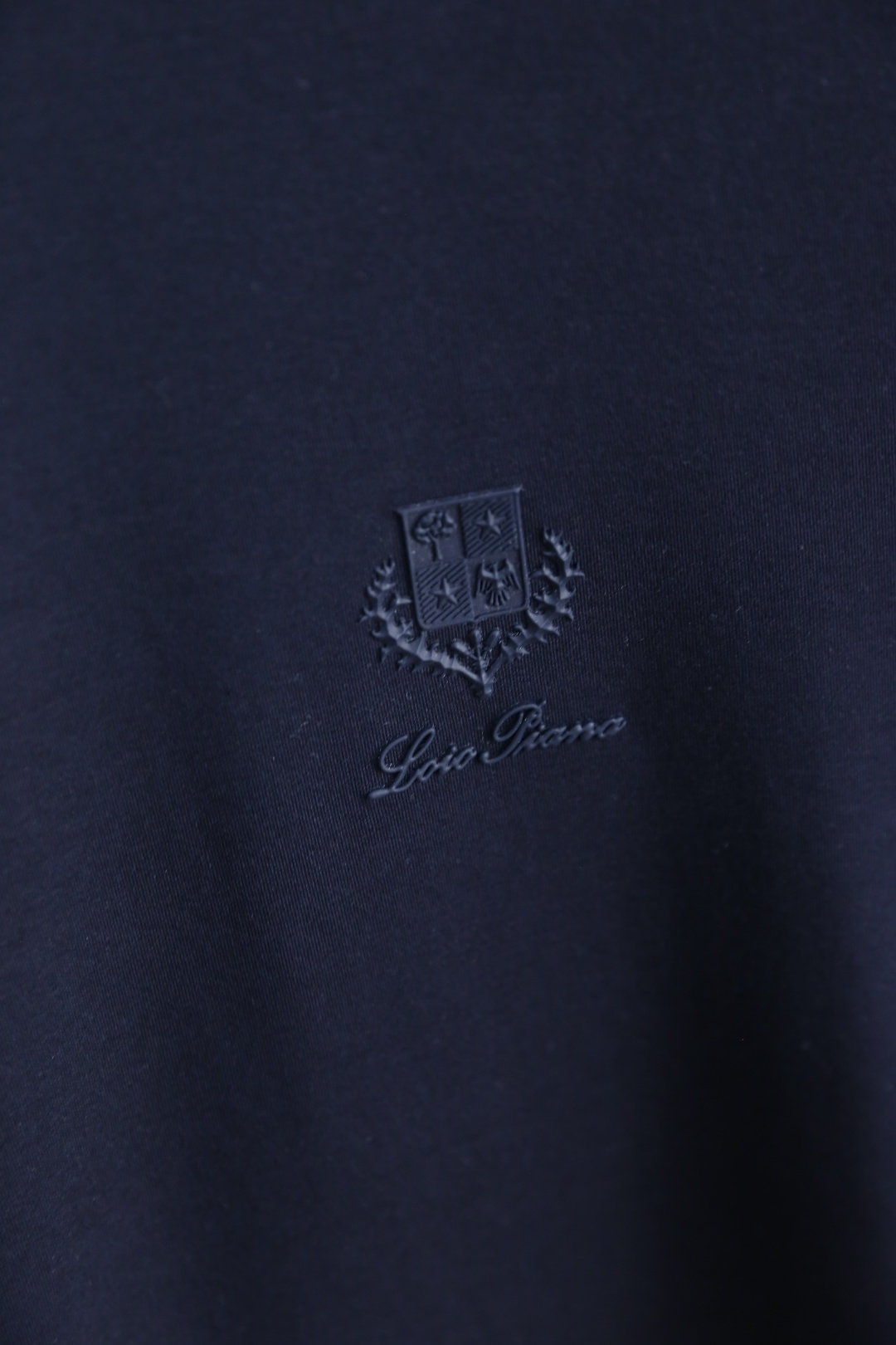 🔥lP🆕.
秋季新品时尚男士圆领长袖🔥胸前奢华经典LOGO设计！绝对经得起时间的考验！！采用高档莫代尔面