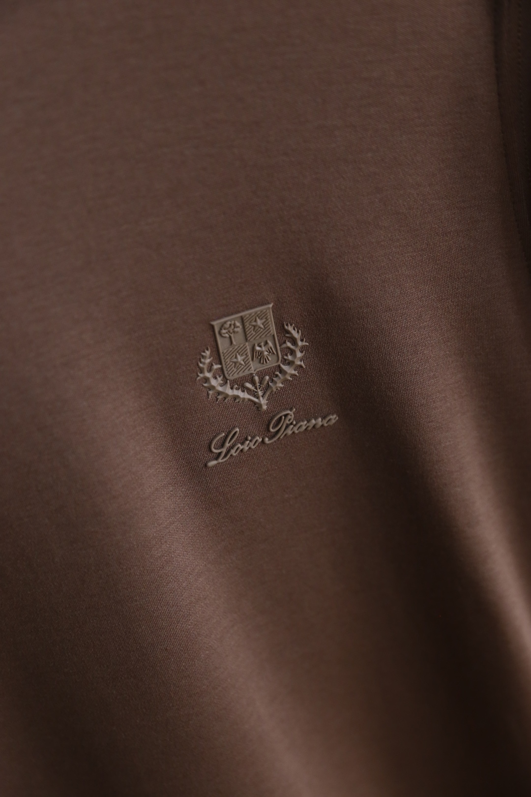 🔥lP🆕.
秋季新品时尚男士圆领长袖🔥胸前奢华经典LOGO设计！绝对经得起时间的考验！！采用高档莫代尔面