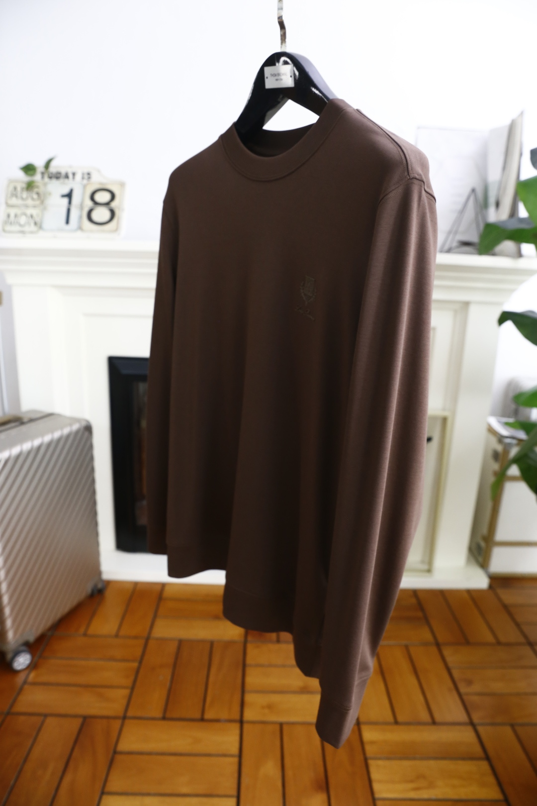 🔥lP🆕.
秋季新品时尚男士圆领长袖🔥胸前奢华经典LOGO设计！绝对经得起时间的考验！！采用高档莫代尔面