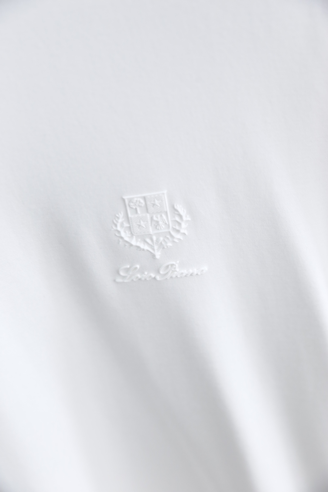 🔥lP🆕.
秋季新品时尚男士圆领长袖🔥胸前奢华经典LOGO设计！绝对经得起时间的考验！！采用高档莫代尔面