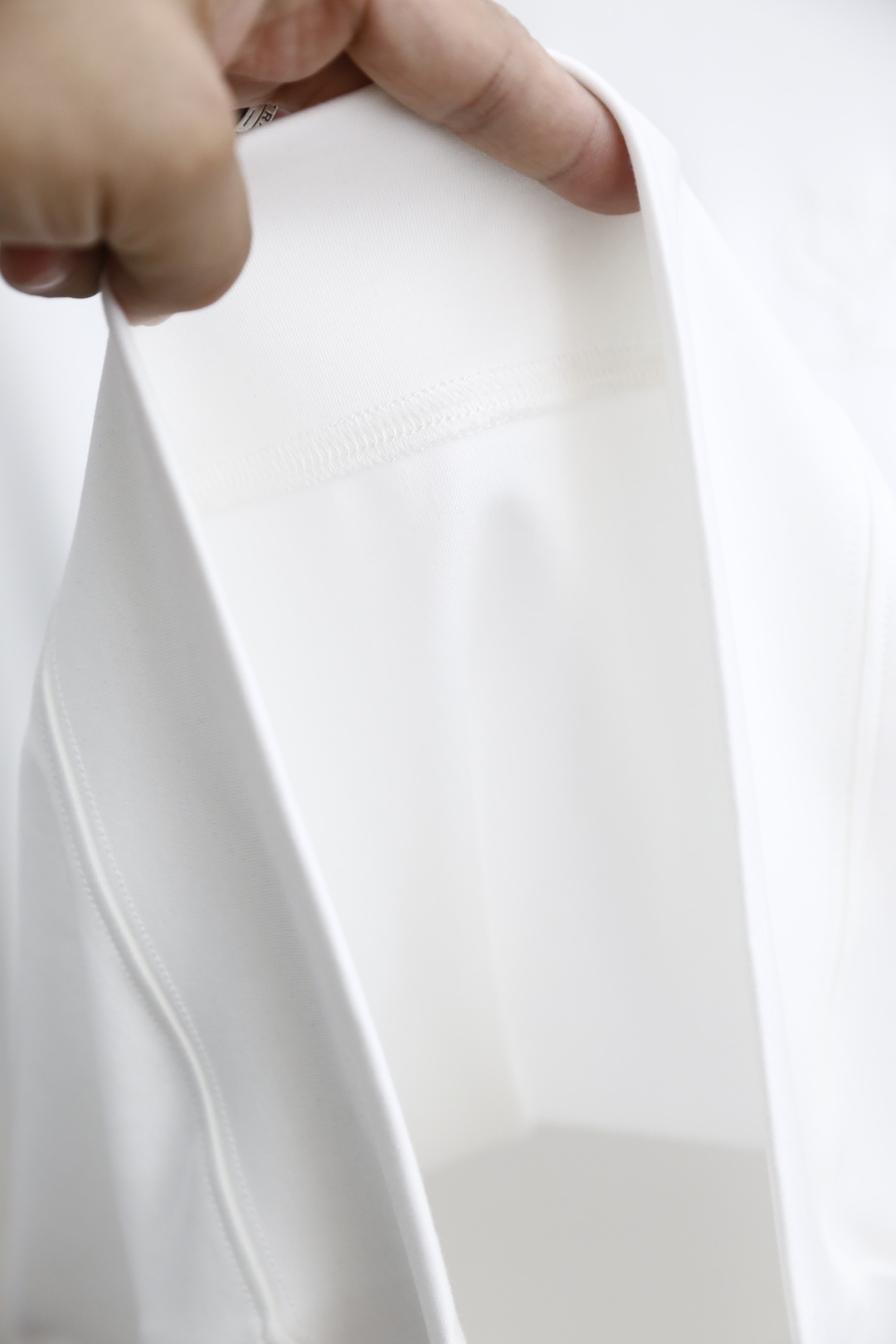 🔥lP🆕.
秋季新品时尚男士圆领长袖🔥胸前奢华经典LOGO设计！绝对经得起时间的考验！！采用高档莫代尔面