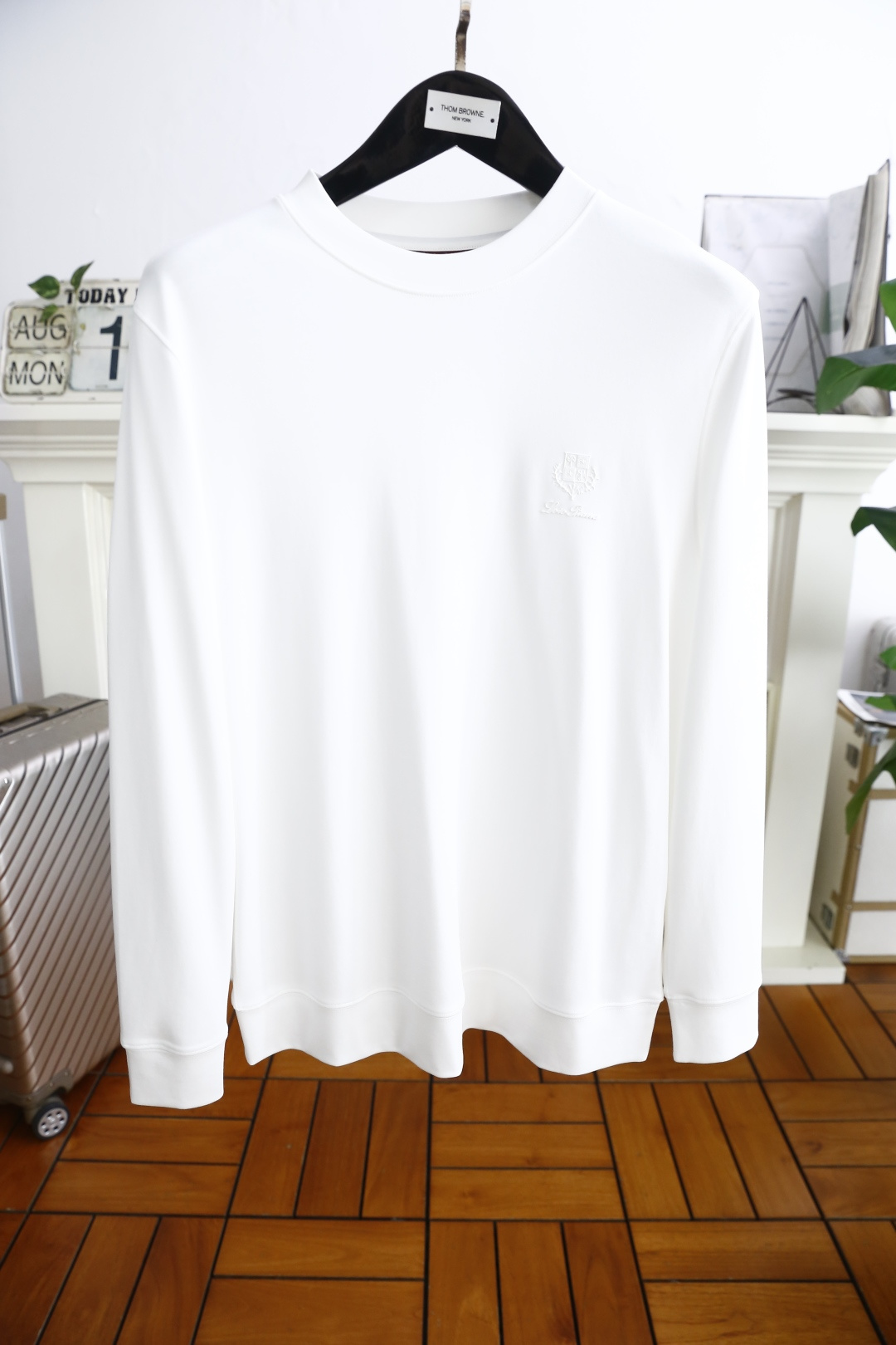 NO:513712,LP. 2026 autumn new product fashionable men's round neck long sleeves luxury classic LOGO design on the chest!  It definitely stands the test of time!  !  It uses high-end modal fabric and super comfortable fabric, which is very classy and must be purchased if you understand the goods!  The style and tailoring are slim styles, which are very exquisite, showing aura and highlighting the exquisiteness of business men. This is the unique feature, the right slim fit, and the upper body effect is very good!  Counter size M-3XL, shipped the next day!  loro piana alexander wang19860909LP. 2026秋季新品时尚男士圆领长袖胸前奢华经典LOGO设计！绝对经得起时间的考验！！采用高档莫代尔面料,超舒适面料,非常显档次懂货的必须入！版型剪裁属于修身款 非常精致,显气场,又会凸显商务男士的精致,这就是独到之处,恰到好处的修身,上身效果非常赞！专柜尺码M-3XL,隔天出货！,,loro piana,alexander wang,Men's clothing