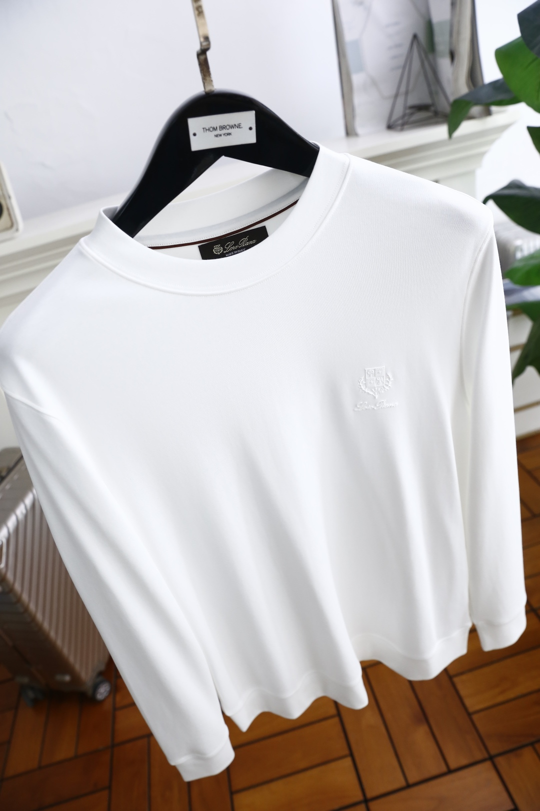 🔥lP🆕.
秋季新品时尚男士圆领长袖🔥胸前奢华经典LOGO设计！绝对经得起时间的考验！！采用高档莫代尔面