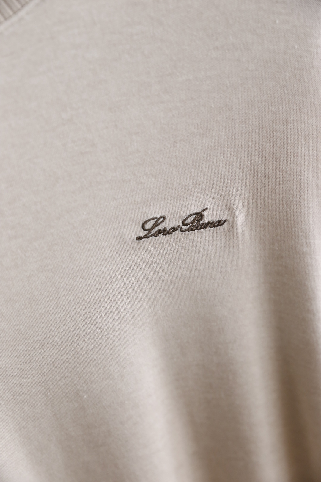 🔥lP🆕.
秋季新品时尚圆领长袖！胸前奢华品牌字母图案设计✅高端大气经典系列，经典圆领设计时尚有型 👍简