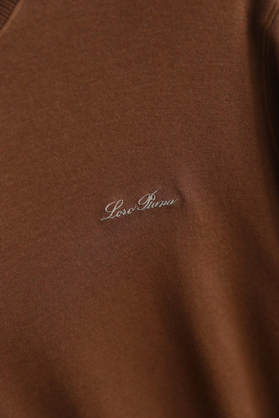 🔥lP🆕.
秋季新品时尚圆领长袖！胸前奢华品牌字母图案设计✅高端大气经典系列，经典圆领设计时尚有型 👍简