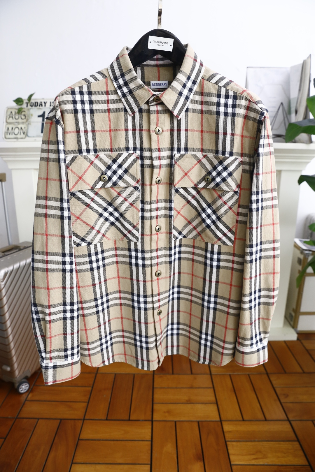 NO:513718,Burb*rry. 26 early autumn fashion new men's long-sleeved shirt Gw simultaneously uses high-end top-grade fabrics, never pilling, comfortable and exquisite, with excellent upper body effect. Luxury brand original LOGO matching fully reflects the temperament and taste of men. Fashion and elegant, noble background, simple and delicate design, perfect cutting, meticulous materials, soft and comfortable touch, gorgeous colors, show atmospheric!  Counter size 48-56, shipped the next day!  ,burberry,burberry,alexander wang19860909巴宝丽/Burb*rry. 26早秋时尚新品男士长袖衬衣 Gw同步采用高档顶级面料 绝不起球 舒适精致,上身效果极佳 奢华品牌原版LOGO搭配 充分体现男人的气质与品位 时尚优雅 贵族底蕴 简洁细腻的设计 裁剪完美 用料一丝不苟 手感柔软舒适 华丽色彩 彰显大气！专柜尺码48-56,隔天出货！,,burberry,burberry,alexander wang,Men's clothing