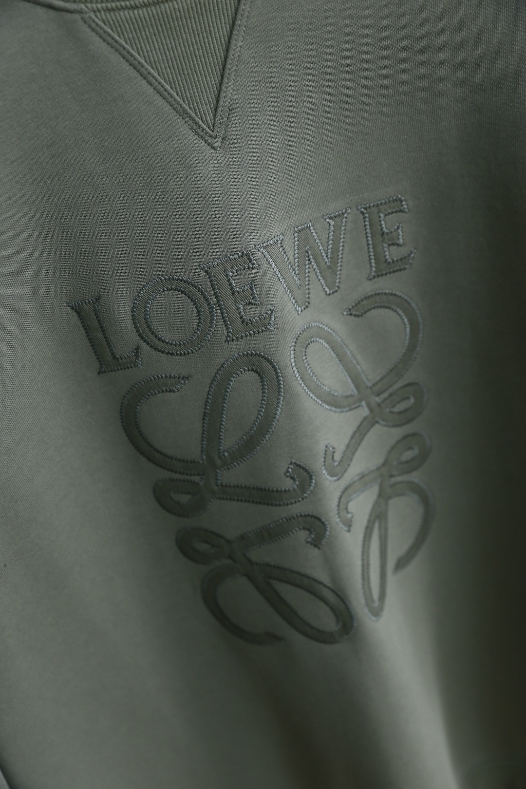 🔥罗意威.
秋季新品时尚男士圆领卫衣🔥奢华经典品牌原版LOGO设计！绝对经得起时间的考验！！采用高档舒适