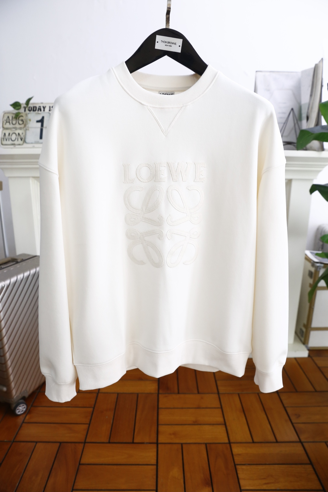 NO:513706,Luo Yiwei. 2026 autumn new product fashionable men's round neck sweatshirt luxury classic brand original LOGO design!  It definitely stands the test of time!  !  It uses high-end comfortable fabrics and super comfortable fabrics, which are very high-end and must be purchased if you understand the goods!  The style and tailoring are slim styles, which are very exquisite, showing aura and highlighting the exquisiteness of business men. This is the unique feature, the right slim fit, and the upper body effect is very good!  Complete three standards!  Counter size M-3XL, shipped the next day!  ,loewe,hoodie,sweatshirts,alexander wang19860909罗意威. 2026秋季新品时尚男士圆领卫衣奢华经典品牌原版LOGO设计！绝对经得起时间的考验！！采用高档舒适面料,超舒适面料,非常显档次懂货的必须入！版型剪裁属于修身款 非常精致,显气场,又会凸显商务男士的精致,这就是独到之处,恰到好处的修身,上身效果非常赞！三标齐全！专柜尺码M-3XL,隔天出货！,,loewe,hoodie,sweatshirts,alexander wang,Men's clothing