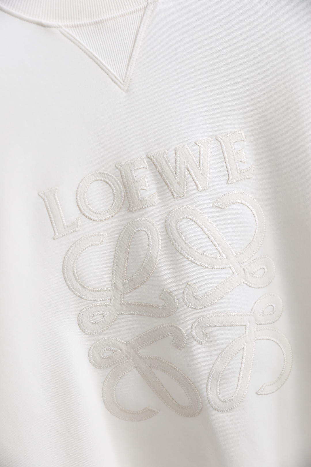 🔥罗意威.
秋季新品时尚男士圆领卫衣🔥奢华经典品牌原版LOGO设计！绝对经得起时间的考验！！采用高档舒适