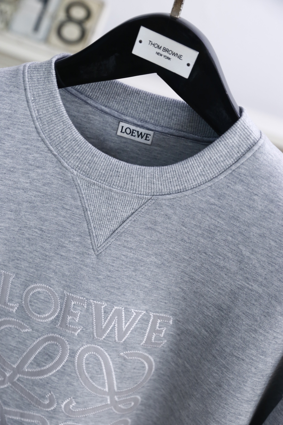 🔥罗意威.
秋季新品时尚男士圆领卫衣🔥奢华经典品牌原版LOGO设计！绝对经得起时间的考验！！采用高档舒适