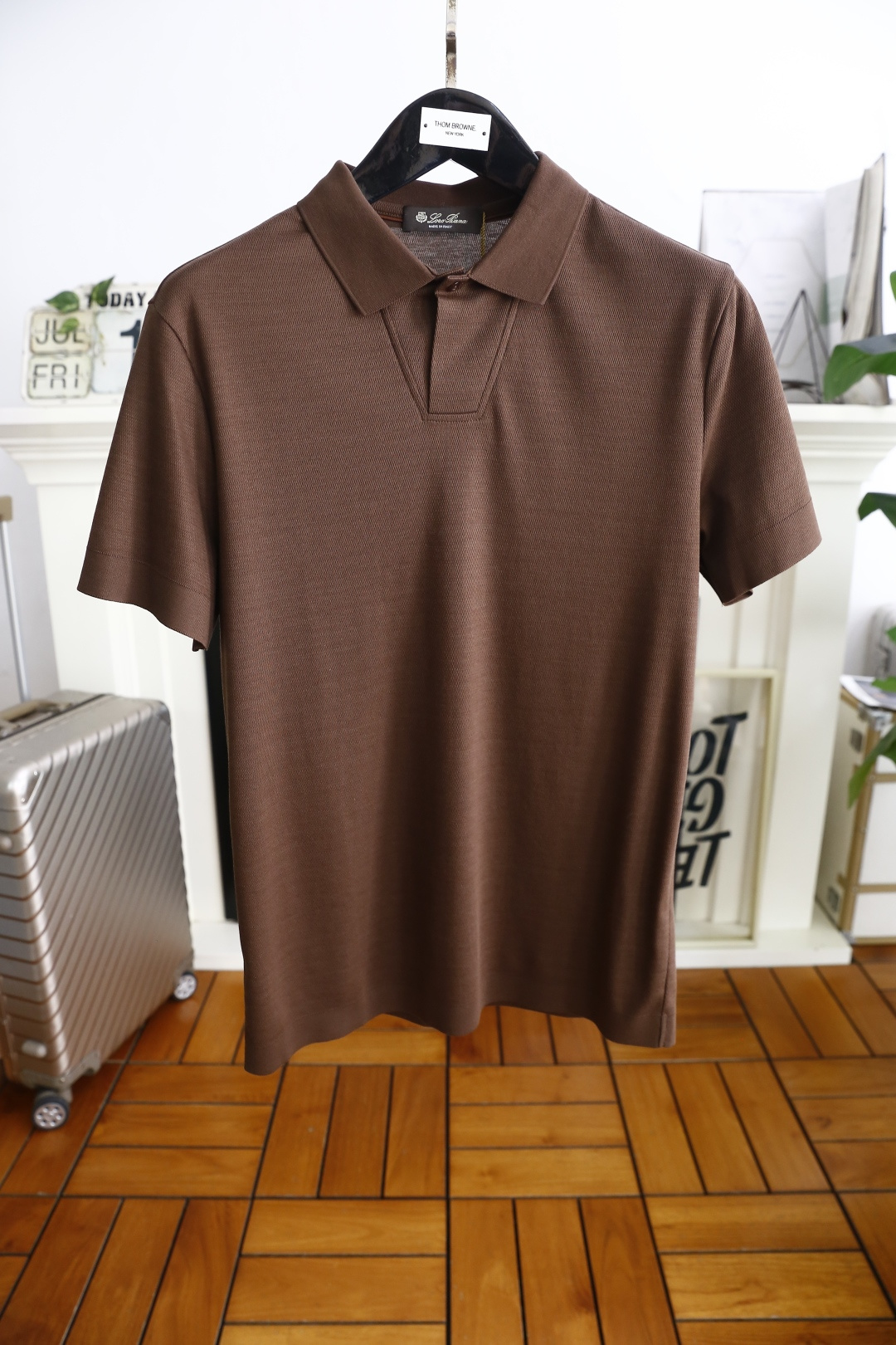 NO:513721,LP. 25 summer men's lapel polo shirt with stylish exquisite neckline design!  High-end custom versatile styles that anyone can easily control. Use high-end, comfortable and breathable fabrics!  Luxury classic brand element design, very high-end and must-have if you understand the goods!  The style and tailoring are slim styles, which are very exquisite, showing aura and highlighting the exquisiteness of business men. This is the unique feature, the right slim fit, and the upper body effect is very good!  Counter size M-3XL, shipped the next day!  loro piana alexander wang19860909LP. 25夏季男士翻领polo衫时尚精致领口设计！高级定制百搭款式 任何人都可以轻松驾驭 采用高档舒适透气面料！奢华经典品牌元素设计,非常显档次懂货的必须入！版型剪裁属于修身款 非常精致,显气场,又会凸显商务男士的精致,这就是独到之处,恰到好处的修身,上身效果非常赞！专柜尺码M-3XL,隔天出货！,,loro piana,alexander wang,Men's clothing