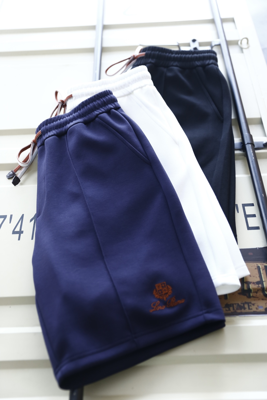 🔥lP🆕.
2025夏季男士👍🏼时尚休闲短裤！经典百搭的款式 没有过多的装饰 主打面料与版型 松紧腰两侧