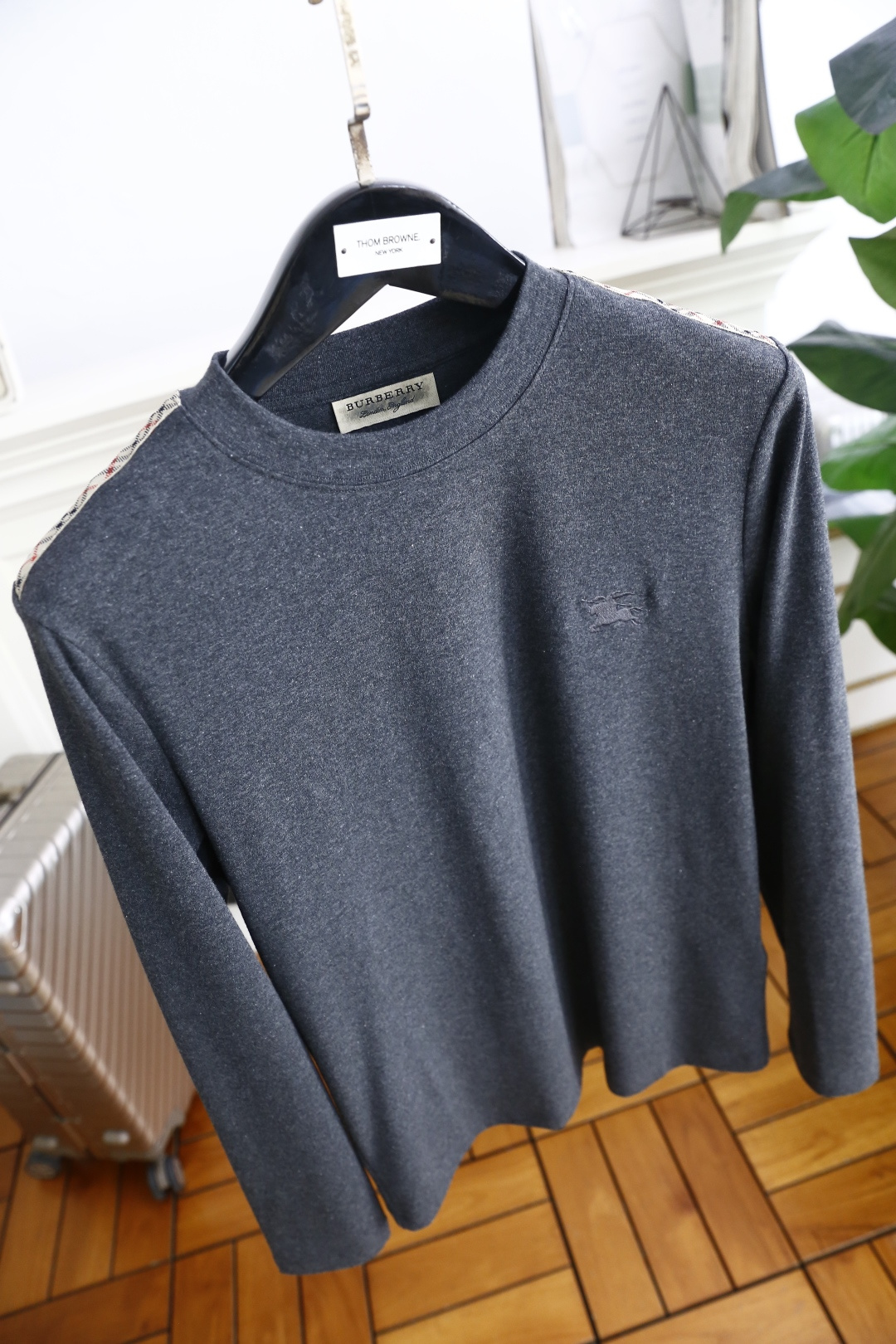 🔥巴宝丽/Burbe*ry.
秋季新款时尚男士中领打底衫！胸前品牌战马LOGO百搭款式！入手便知非常柔软